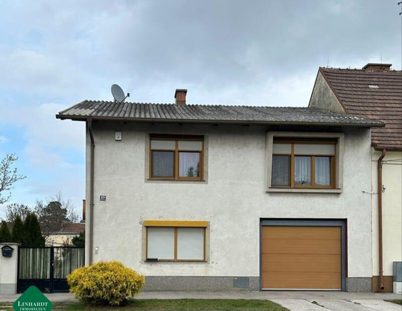 Haus mit großem Garten und Garage
