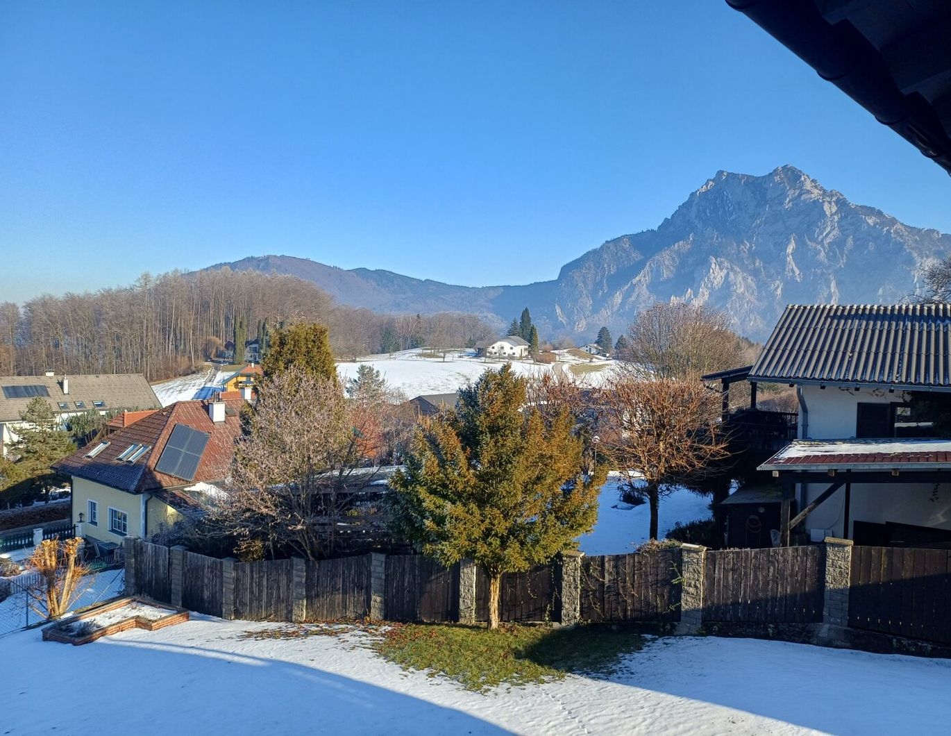 Exklusive 3-Zi.-DG-Wohnung mit Gebirgsblick in ruhiger Lage