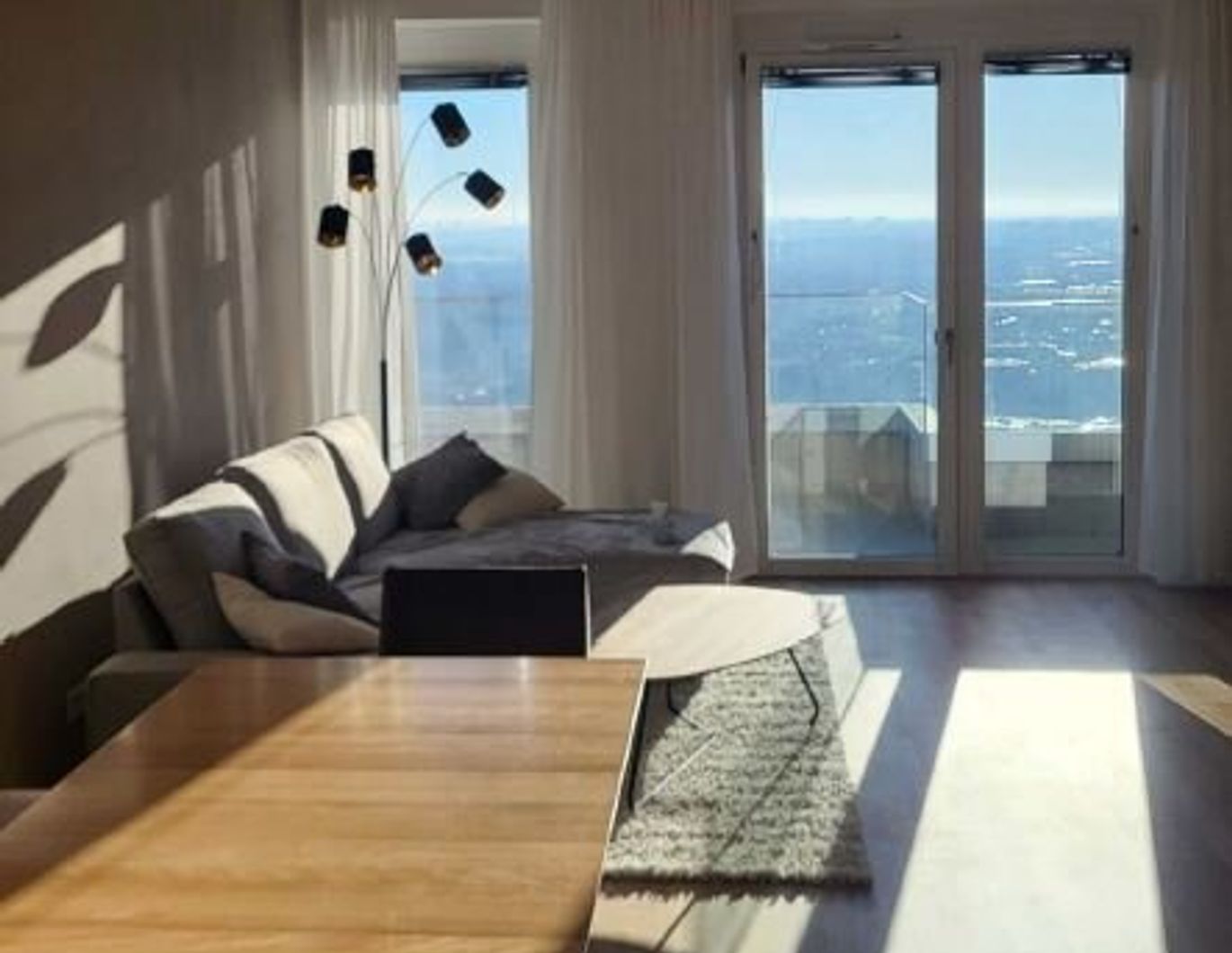 Apartment im ONE TOWER mit Designermöbeln und herrlichem WEITBLICK + Pool, Suana, Fitness und vielen Extras im Haus!