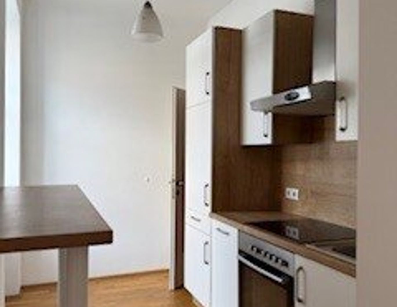 Charmante, lichtdurchflutete Wohnung in zentraler Lage: 2 Zimmer, davon Schlafzimmer in den Innenhof, Wohnzimmer mit Küchennische-modern ausgestattet, Abstellraum, Badezimmer