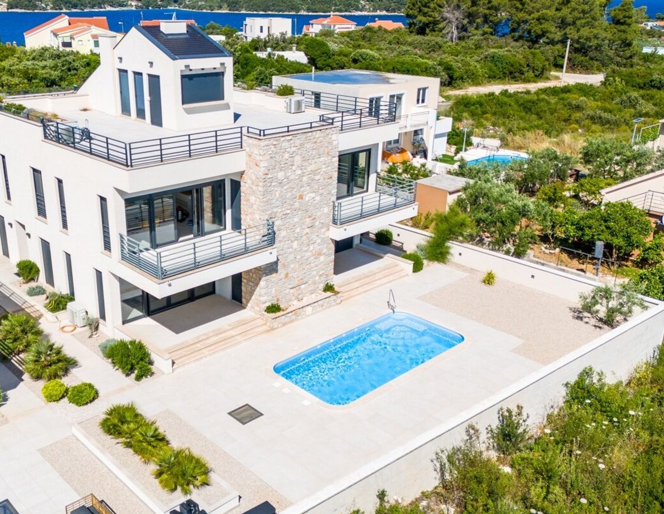 Luxusvilla mit 4 Wohnungen und Meerblick