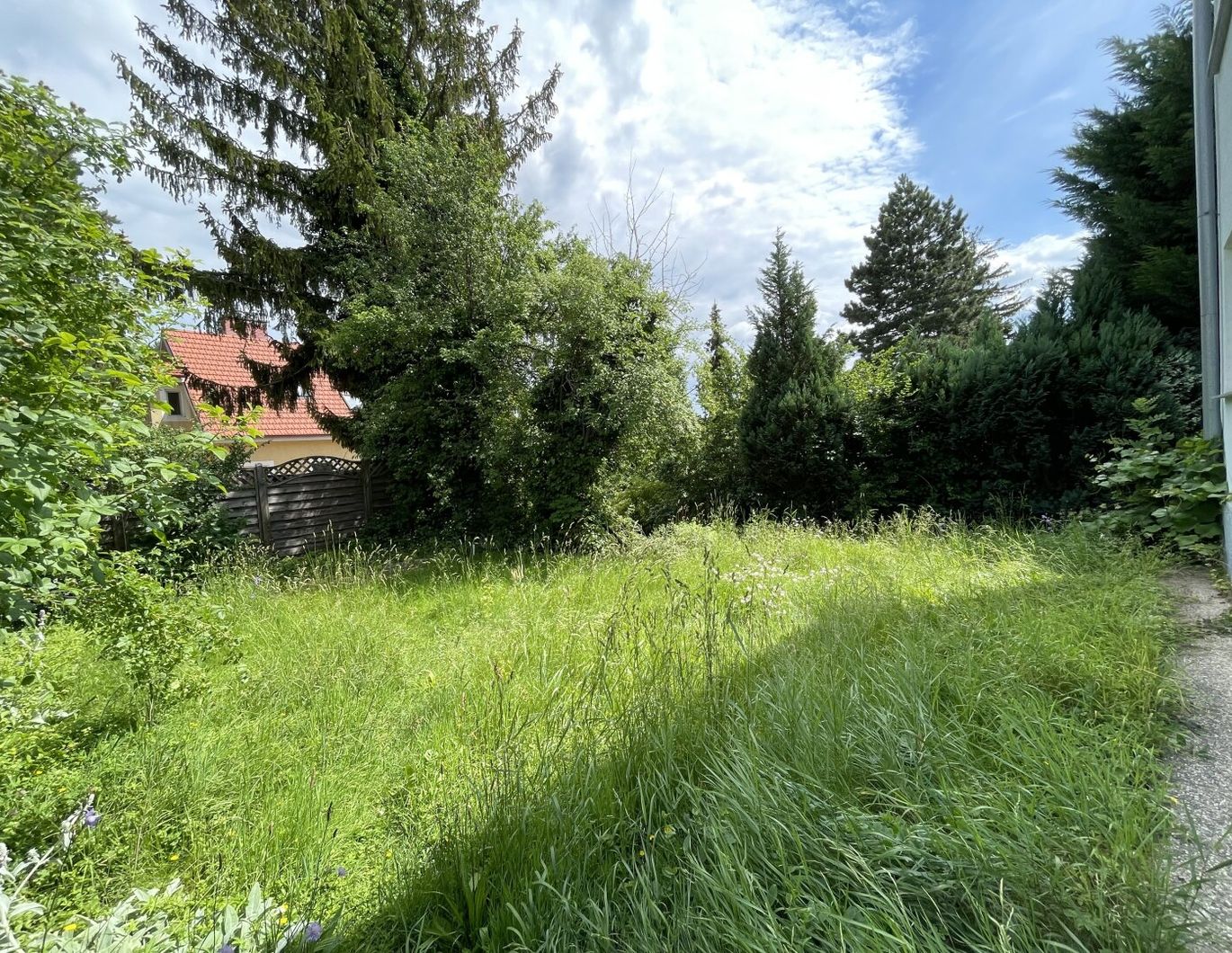 Sanierungsbedürftiges Einfamilienhaus mit Garten und Garagenstellplatz sucht neuen Eigentümer!
