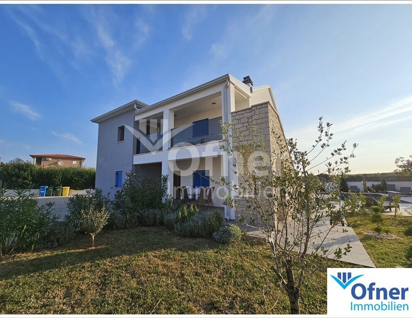 10 km von Poreč: Villa mit Pool und Meerblick