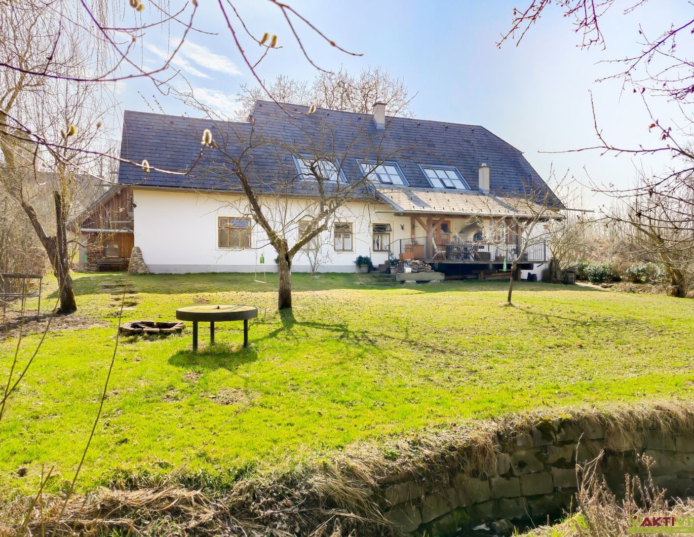 Luxuriöses Landanwesen mit exklusiver Ausstattung und großzügigen Grundflächen. - Hochwertig saniertes Unikat.