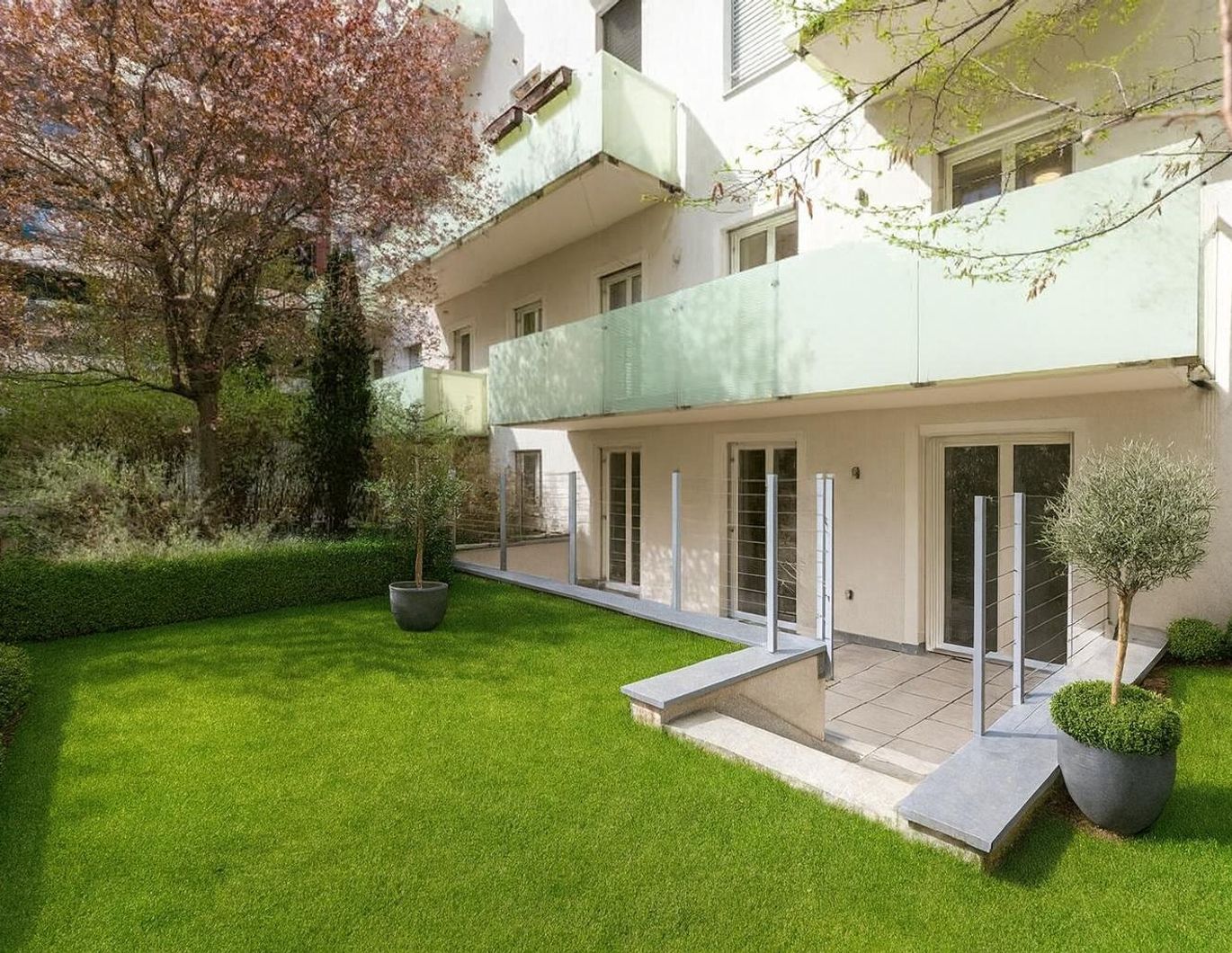 Seltene Gartenmaisonette in Botschaftsviertel mit Parkplatzmöglichkeit