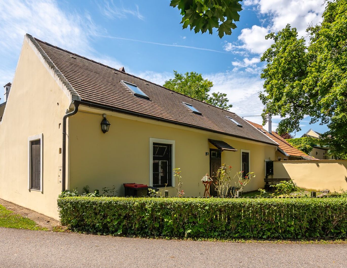 charmantes Einfamilienhaus mit dazugehöriger Einliegerwohnung in Petronell - ab 1.11.2025