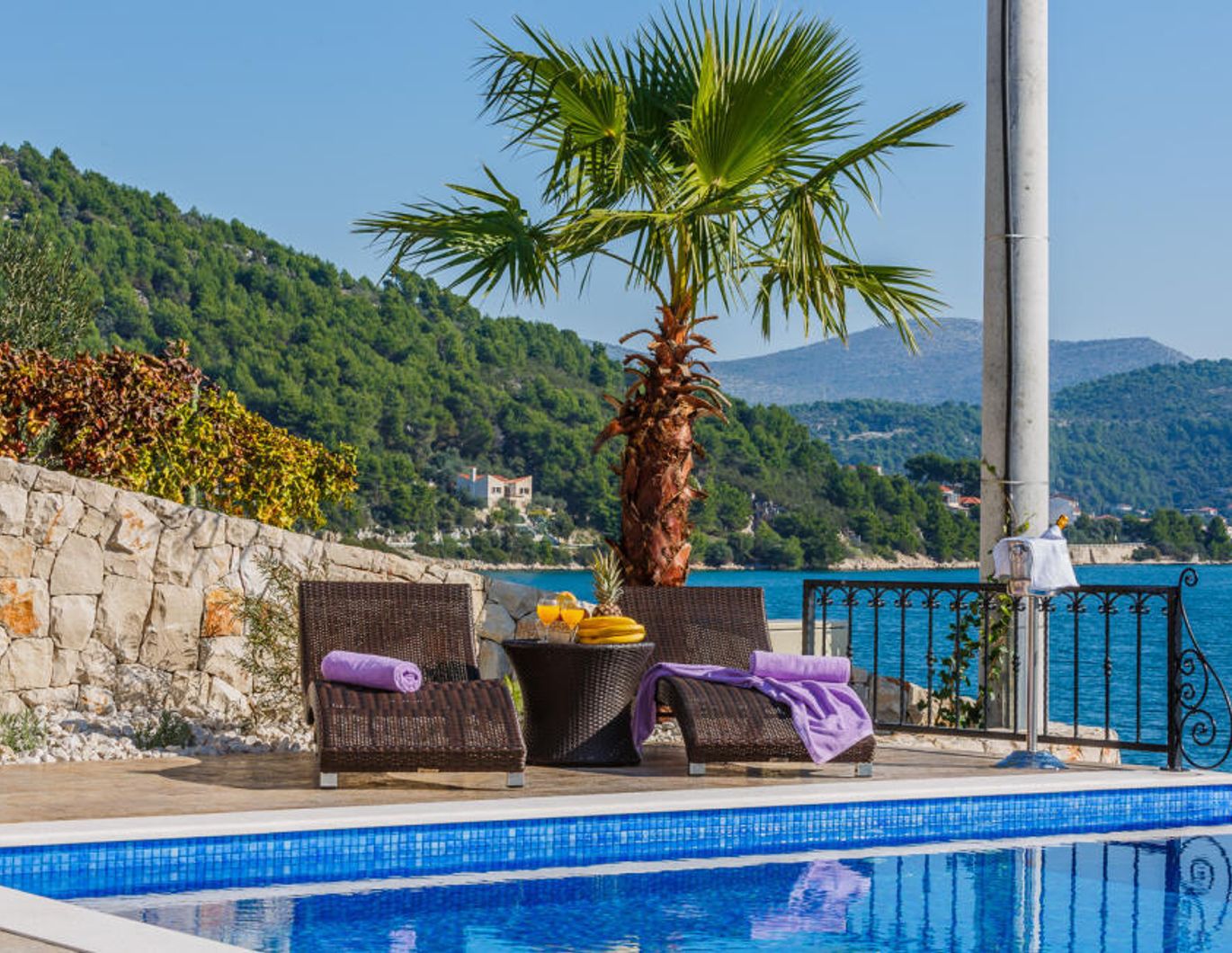 Kroatien - Marina: Moderne Villa mit Pool und Meerblick | Croatia - Marina: Modern front line villa with pool
