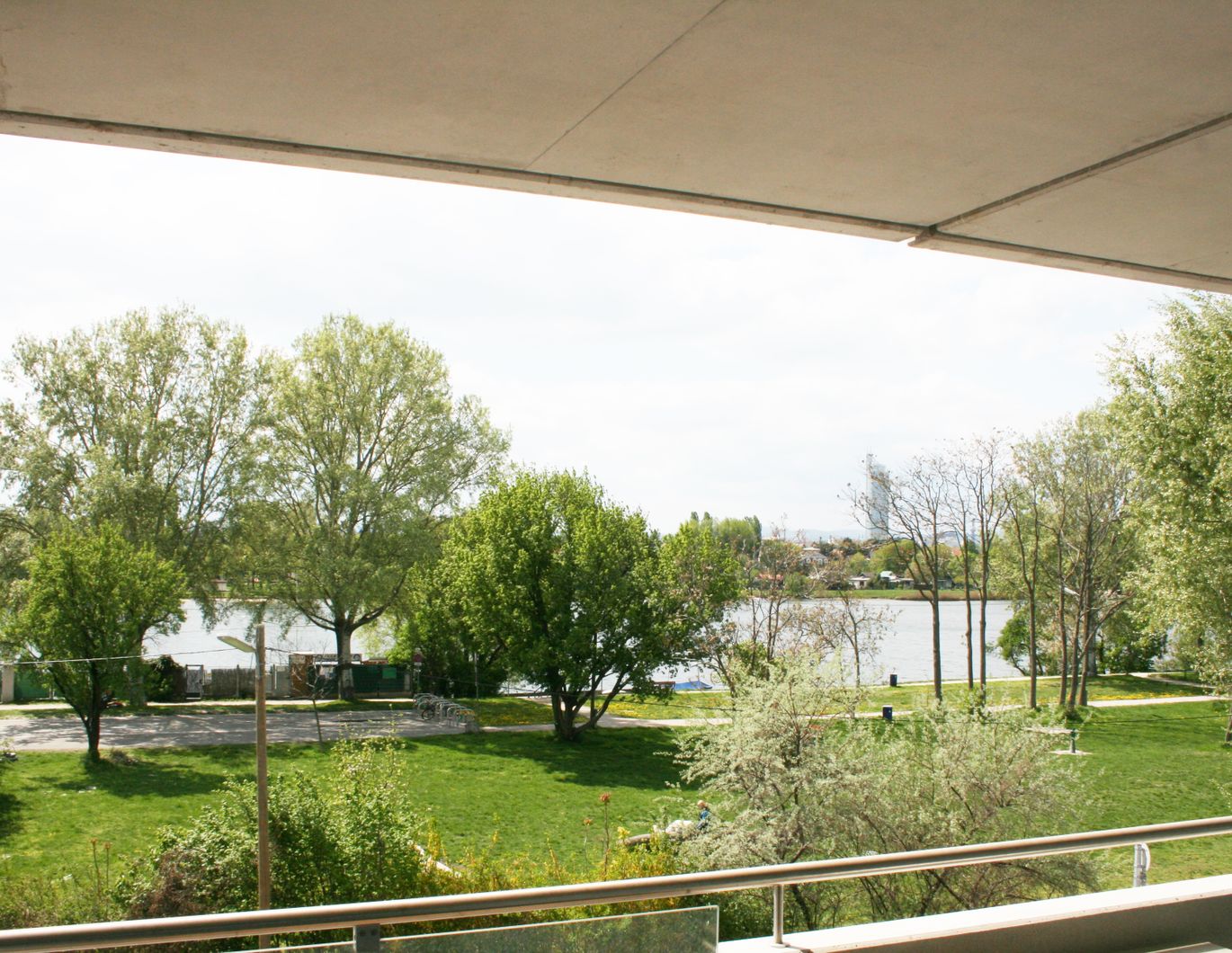 Sonnendurchflutete-2-Zimmer-Wohnung mit Urlaubsambiente direkt an der alten Donau - provisionsfrei