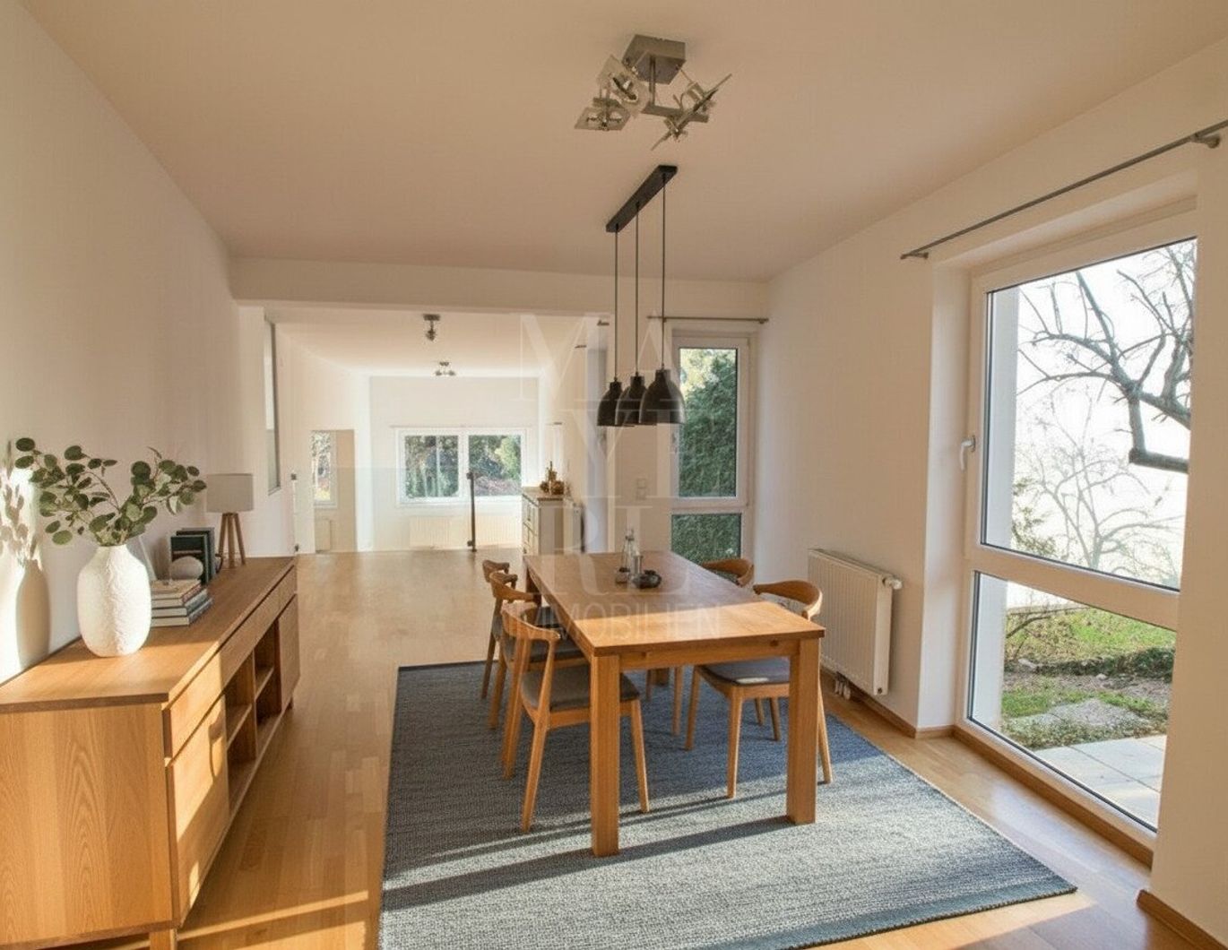 MODERNES, KLIMATISIERTES EINFAMILIENHAUS mit 2 Garagen