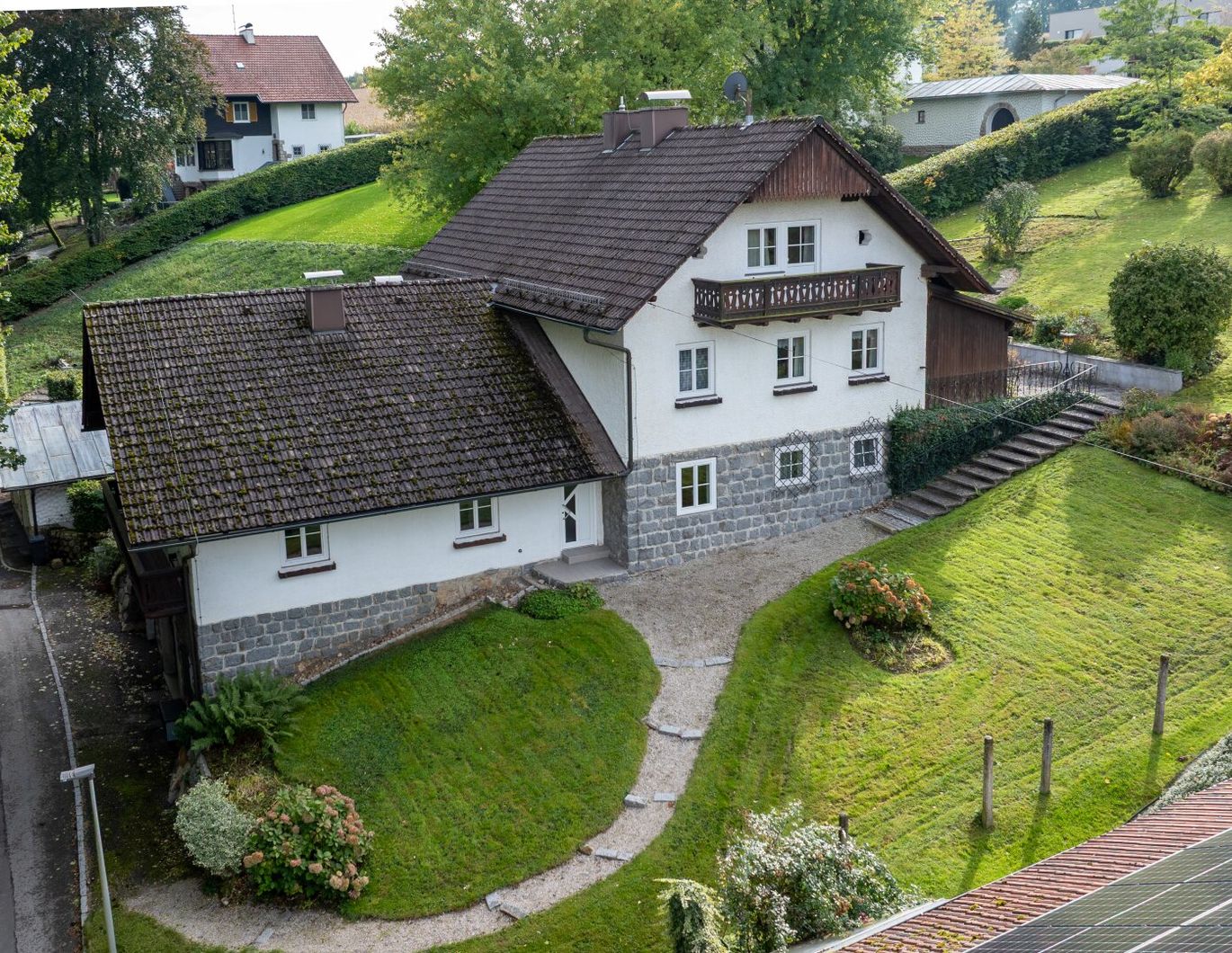 Zweifamilienwohnhaus mit schönem Garten in Aussichtslage