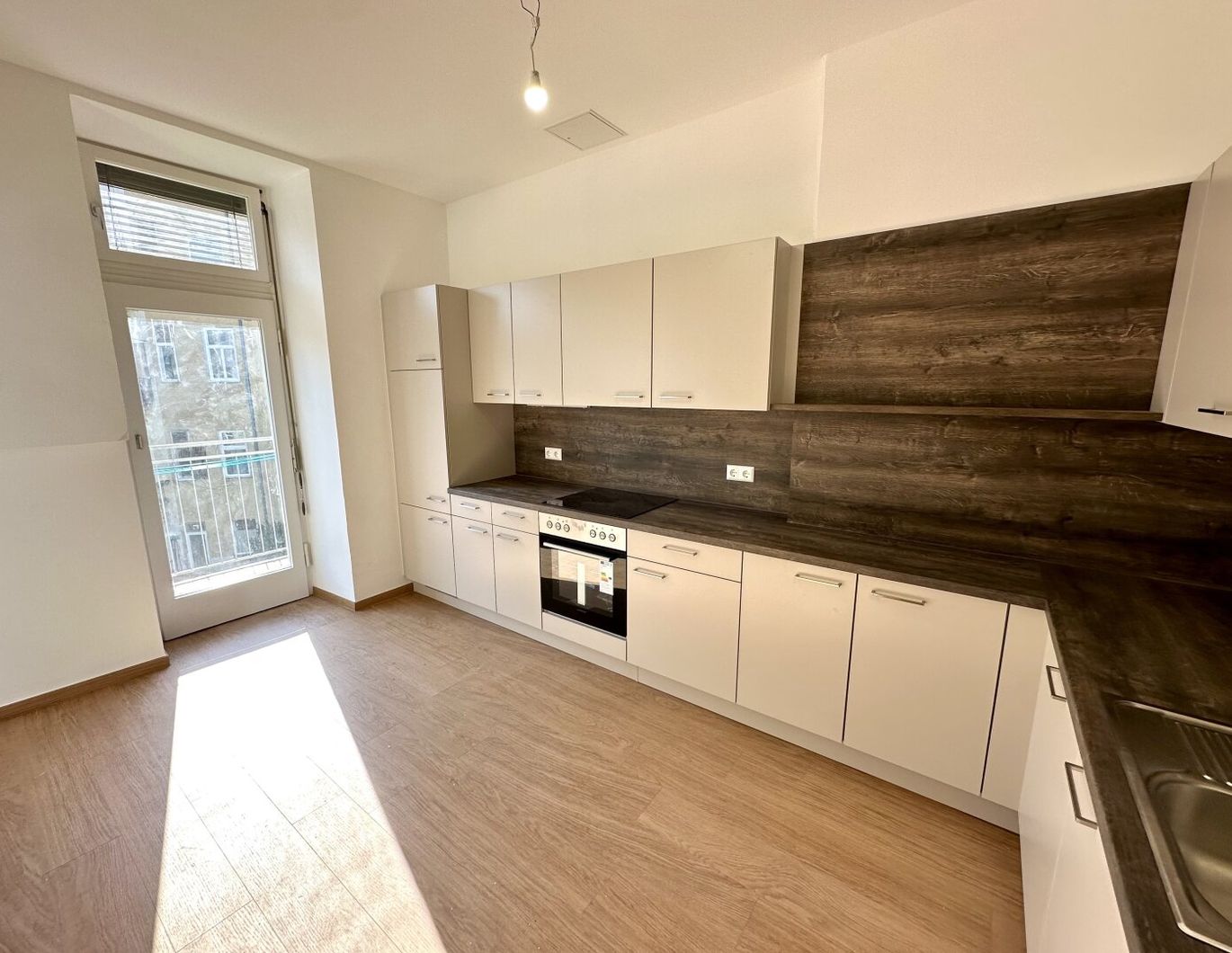 ERSTBEZUG nach Sanierung - 3-Zimmer-Altbauwohnung mit separater Küche und 2 Balkonen gegenüber der Alten Technik - TU-Graz - 3er-WG geeignet