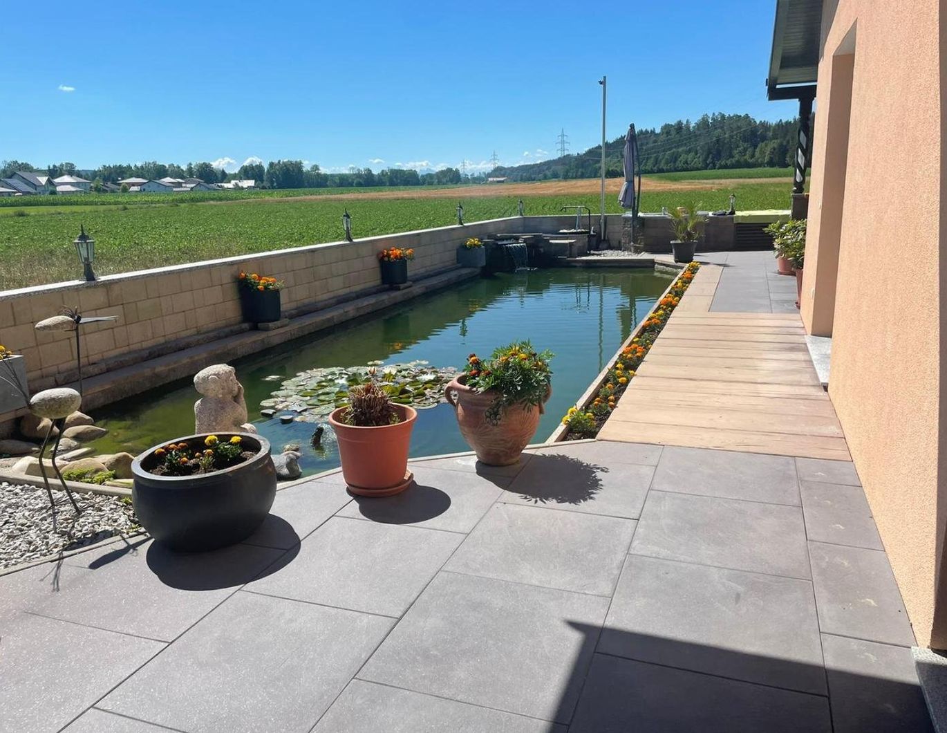 Luxuriöses Wohnen...Traumhafte EG-Wohnung mit Pool und Teich   ‍♀️