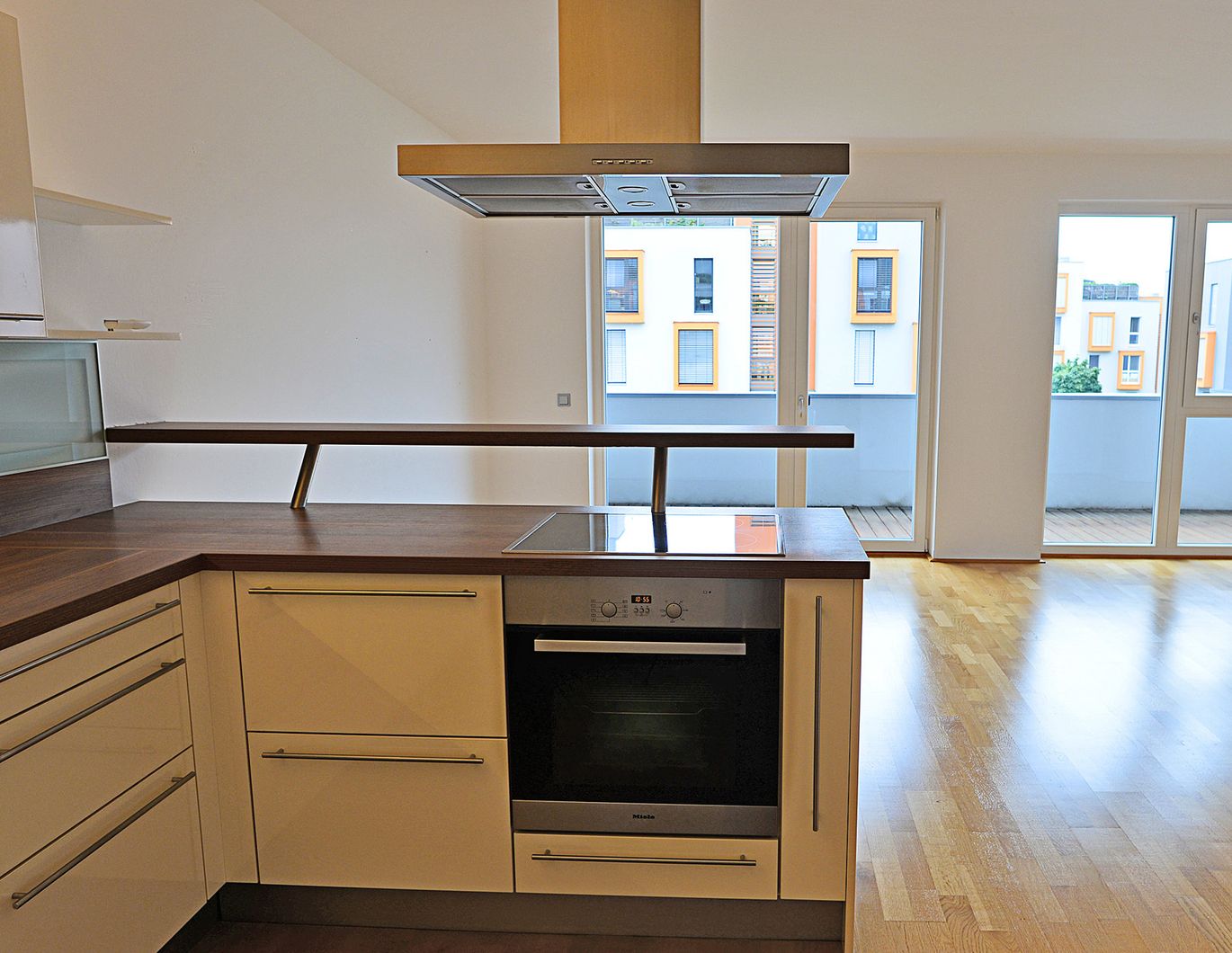 Moderne 3-Zimmer-Wohnung mit Loggia, Fahrstuhl und Parkplatz in ruhiger Lage - Baujahr 2009