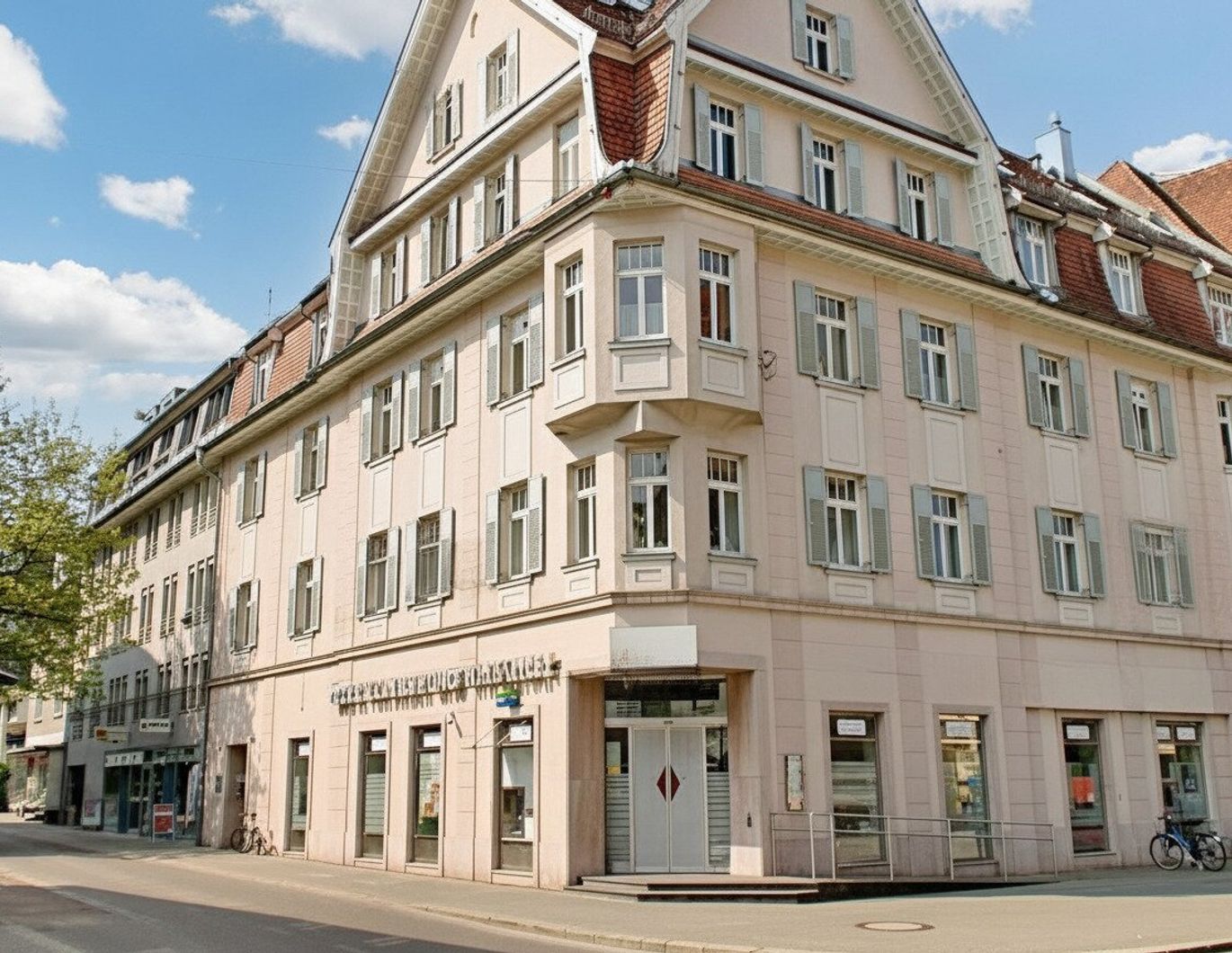 Zentral. Hell. Großzügig. - 2-Zimmer-Dachgeschosswohnung mit 81 m² zu vermieten!