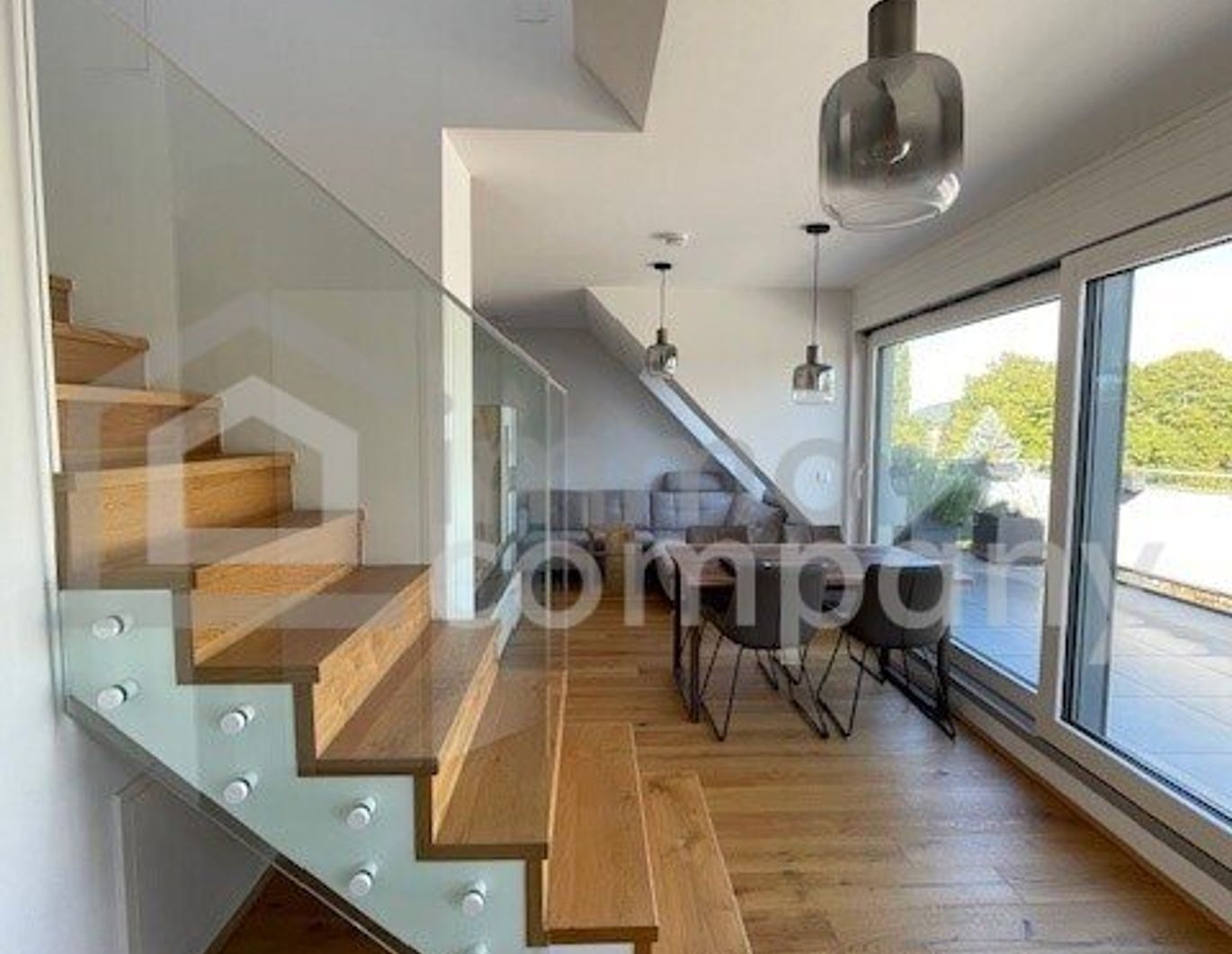 Dachgeschossmaisonette mit einer Traumterrasse und vollmöblierter Küche