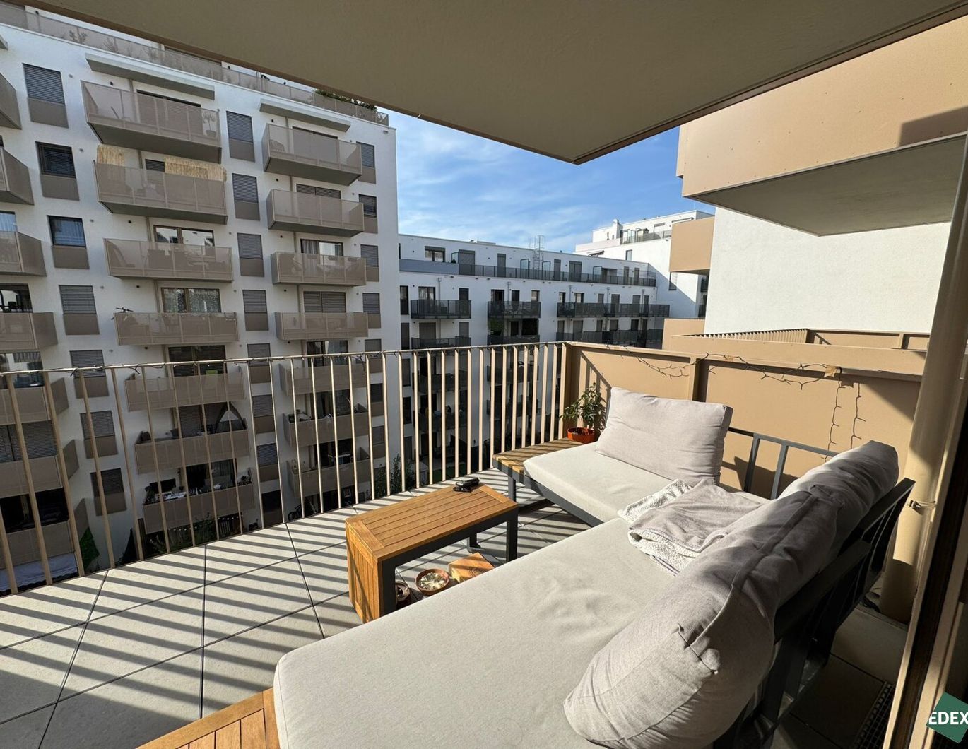 Ab November: Moderne 2-Zimmer-Wohnung mit Balkon nahe U1 Rennbahnweg