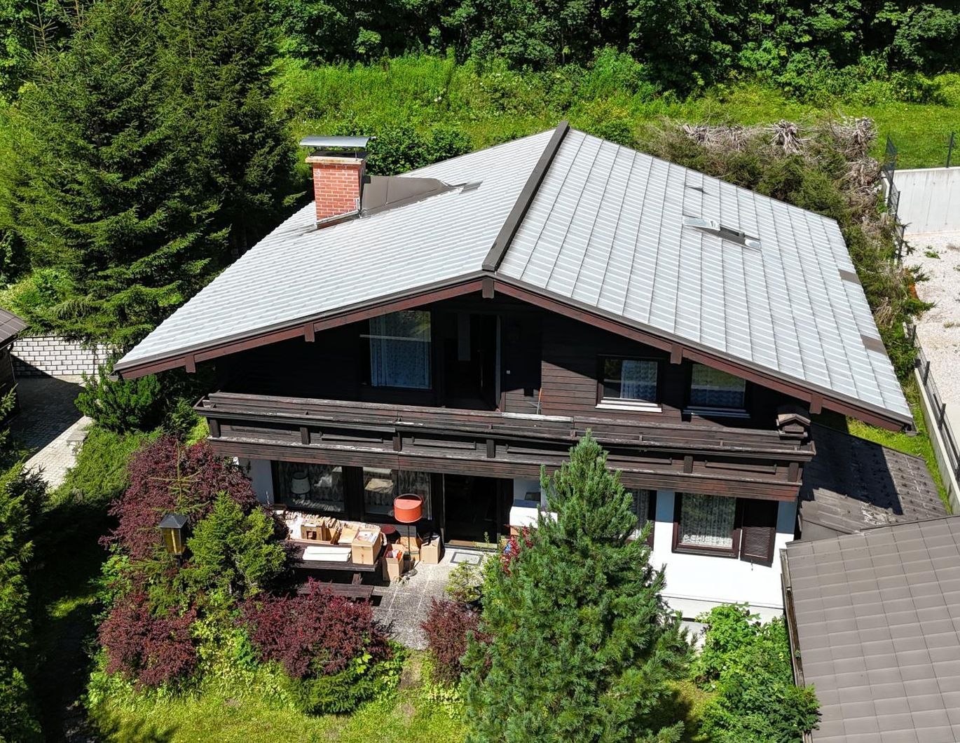 Einfamilienhaus umgeben von Natur