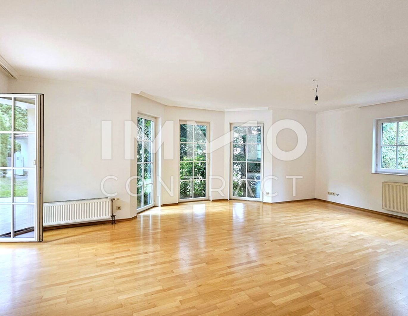 Lichtdurchflutetes, familienfreundliches Traumhaus: 4 Schlafzimmer, Pool, Sauna und Gartenidylle
