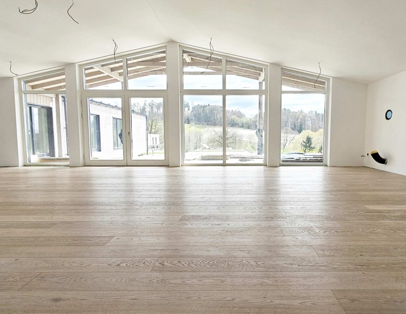 ERSTBEZUG: exklusiv, mondän, zentrale Ruhelage, Pool, Garten, Carports