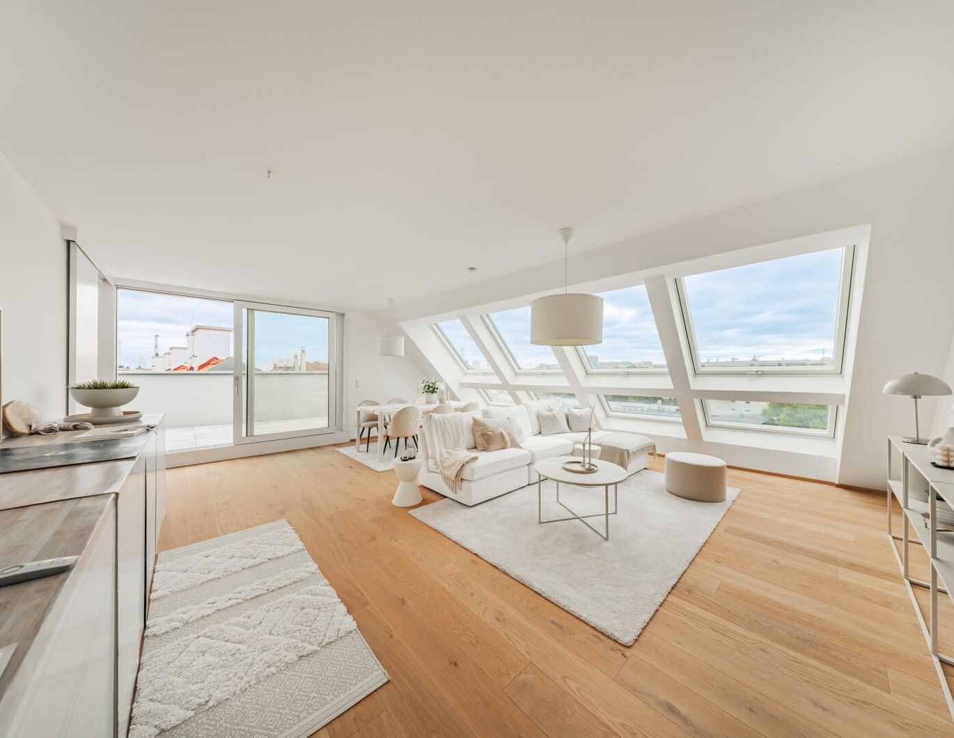 ORIGINELLES PENTHOUSE >> Dachterrassentraum in urbaner Lage mit Spitzenanbindung in die Innenstadt >> U4 / U6 Längenfeldgasse