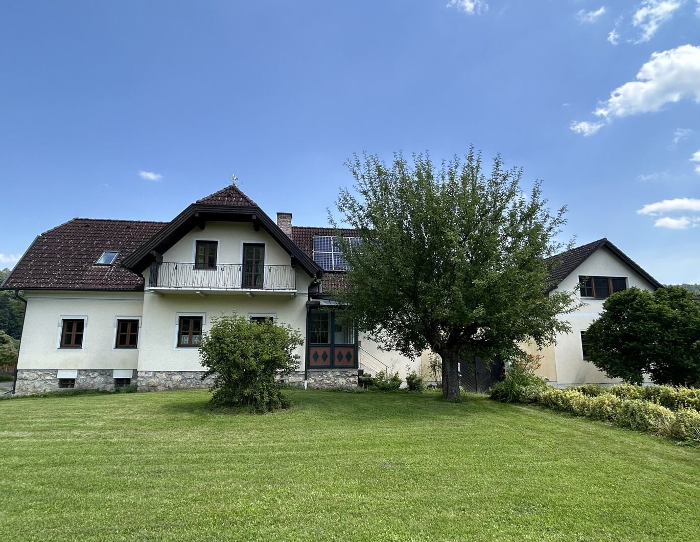 NEUREAL- Wunderschöner Vierkanthof mit zwei Wohnhäusern (3 Wohneinheiten) und Nebengebäuden zu verkaufen! Option von zusätzlichen Erwerb von 5.200 m² Grund!