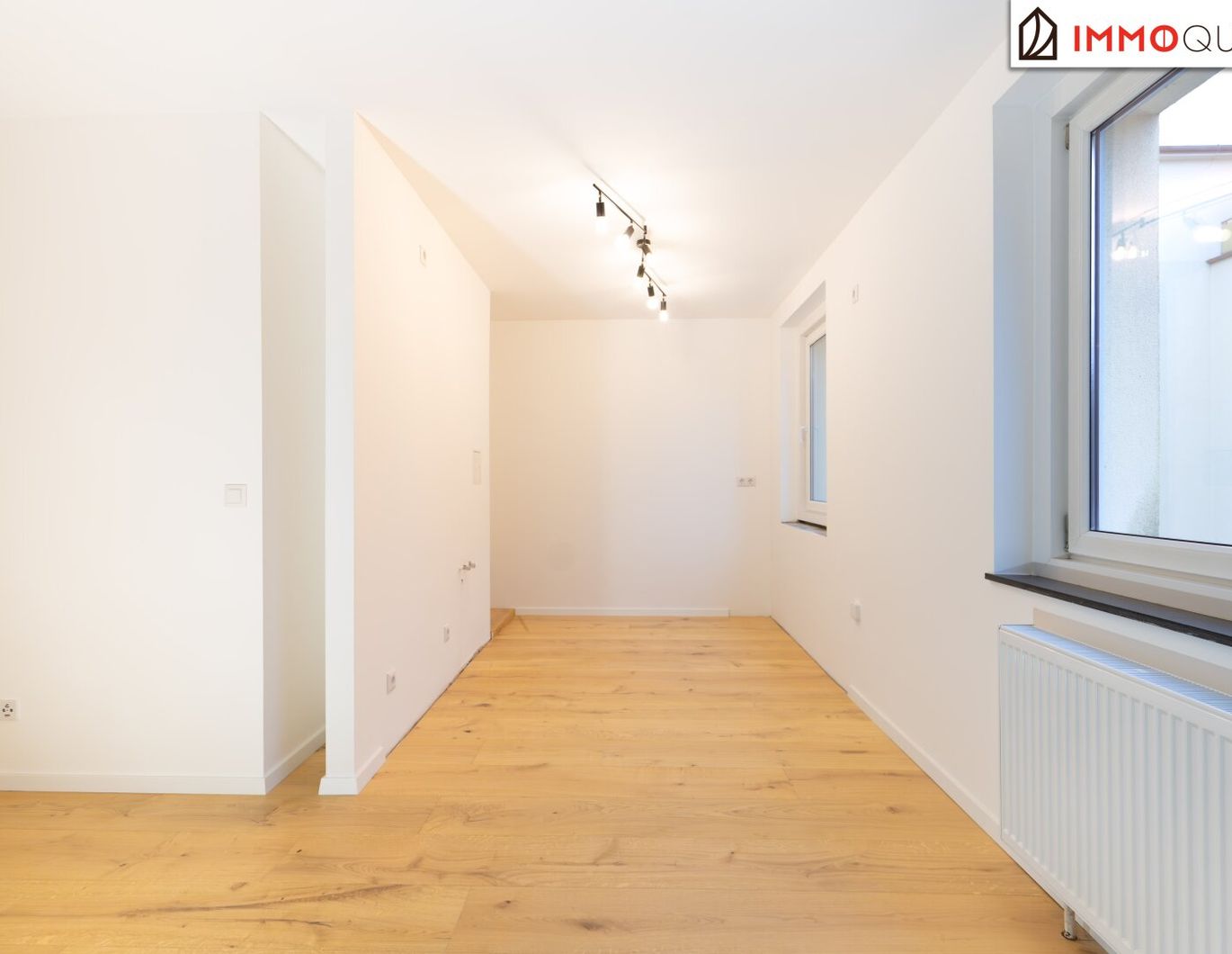 Raum zum Leben. Ruhe zum Ankommen. Frisch sanierte 3-Zimmer-Wohnung mit Loggia in stadtnaher Grünruhelage!