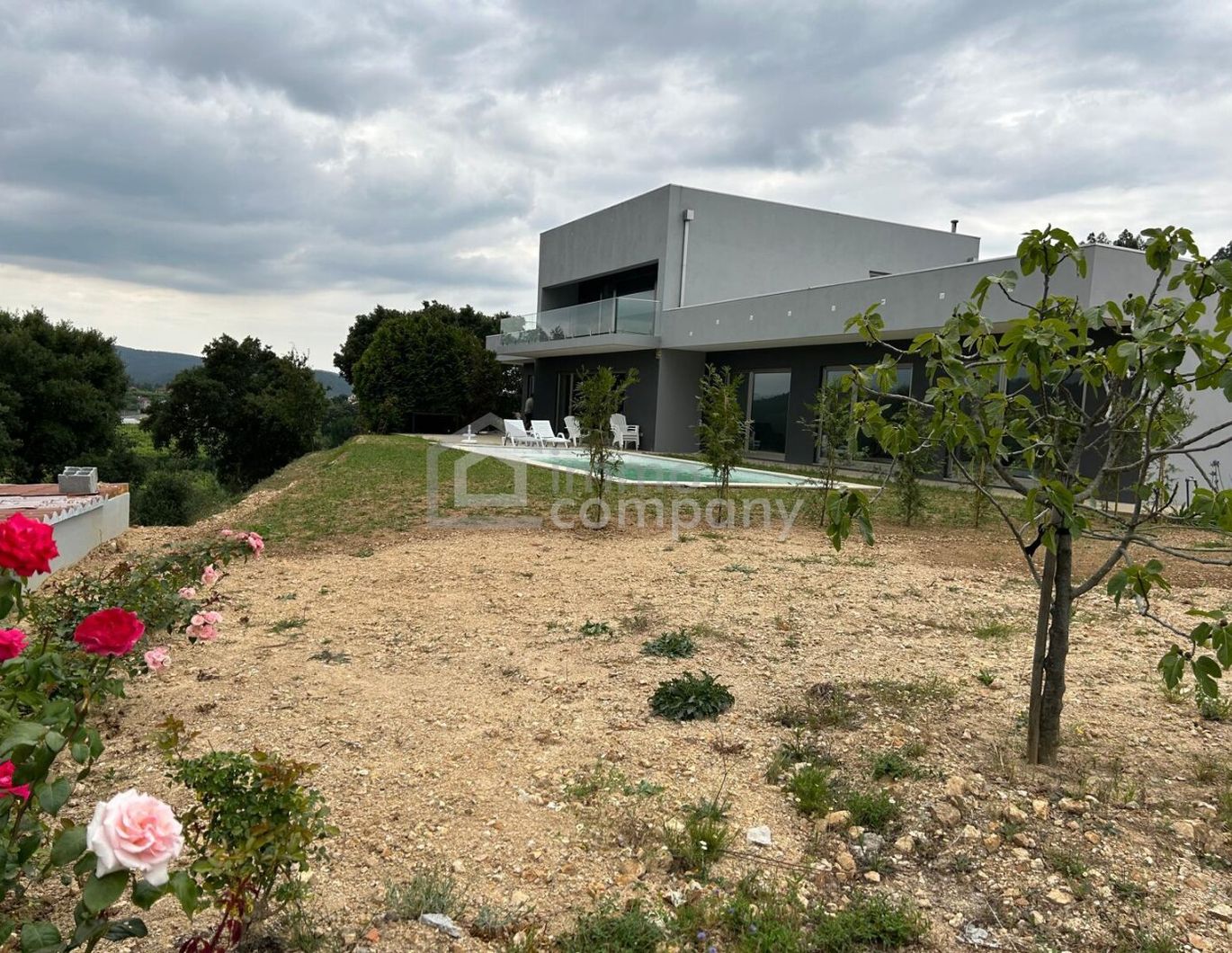 Traumvilla in Castelo de Paiva: Neuwertig, 600m², 5 Zimmer - Ihr neues Zuhause für 1,2 Mio. €!