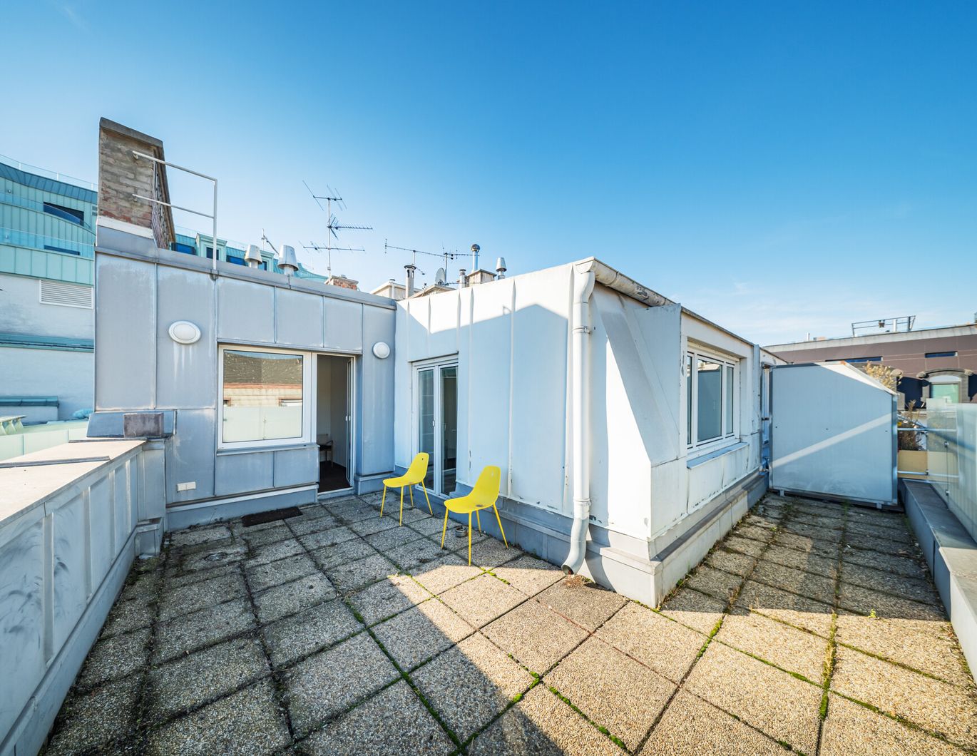 City Mini-Apartment mit großer Terrasse