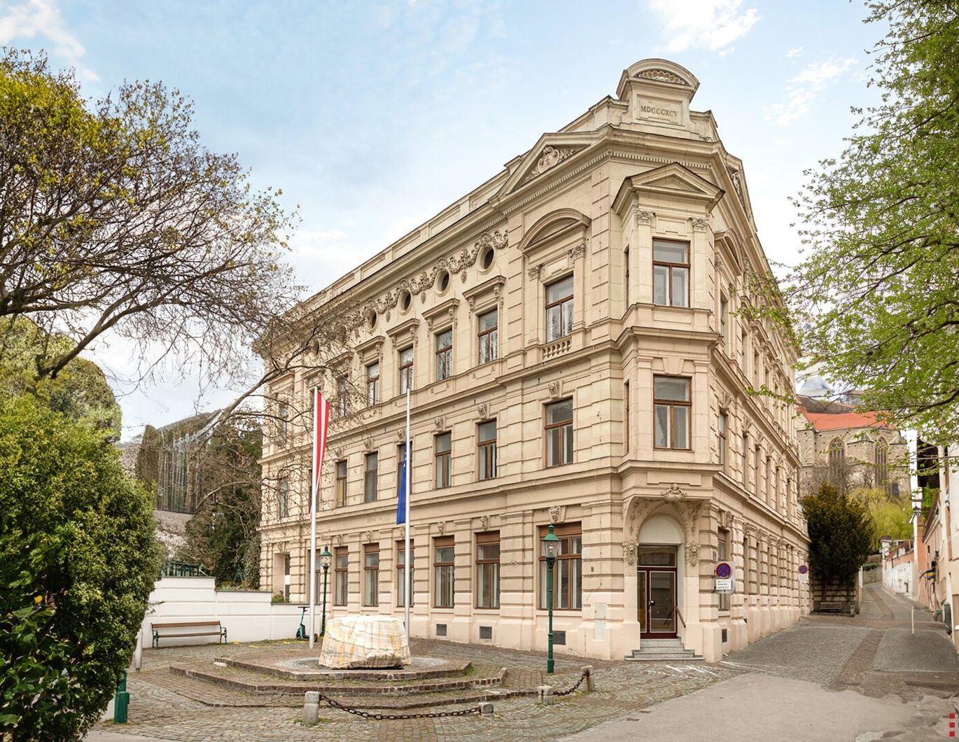 ÜBER 4 METER RAUMHÖHE II PRESTIGE UND ELEGANZ II WOHNEN IM DENKMALGESCHÜTZEN MÖDLINGER STADTJUWEL II FUSSGÄNGERZONE