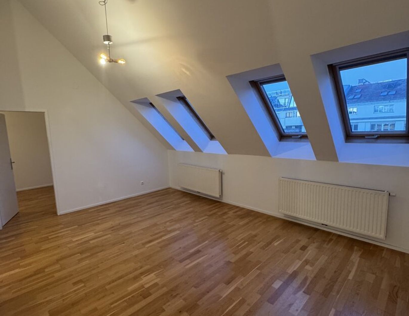 Dachgeschoss! 3-Zimmer! perfekte Raumaufteilung! guter Zustand - voll möblierte Küche! WG-tauglich