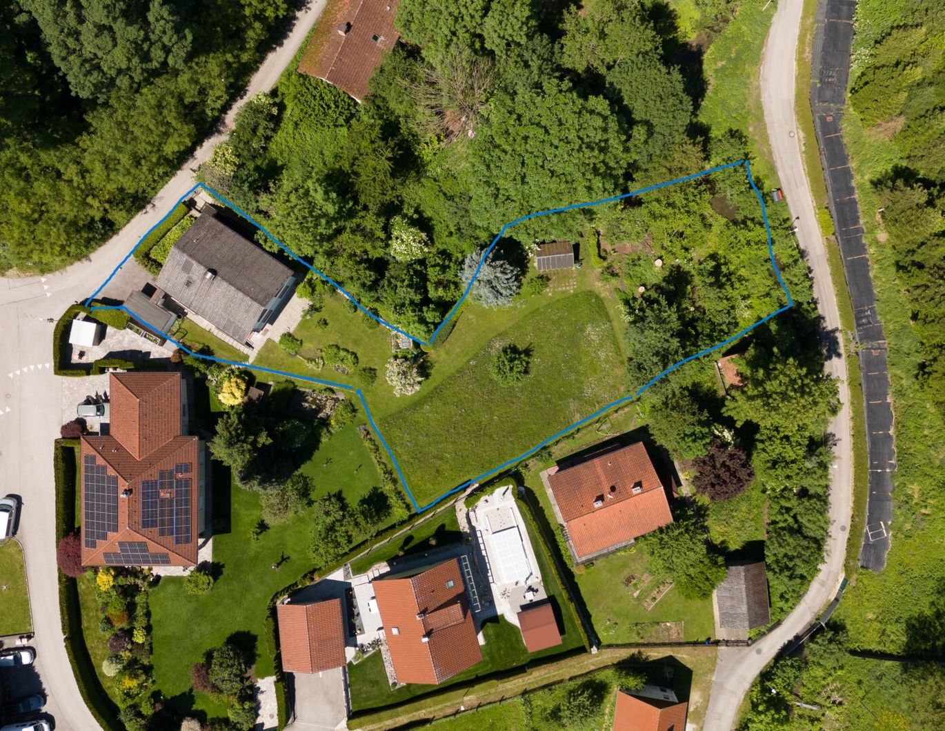 Sehr großes, schönes Grundstück mit älterem, aber sehr gepflegtem Wohnhaus in guter Thalheimer Lage - sehr fairer Preis