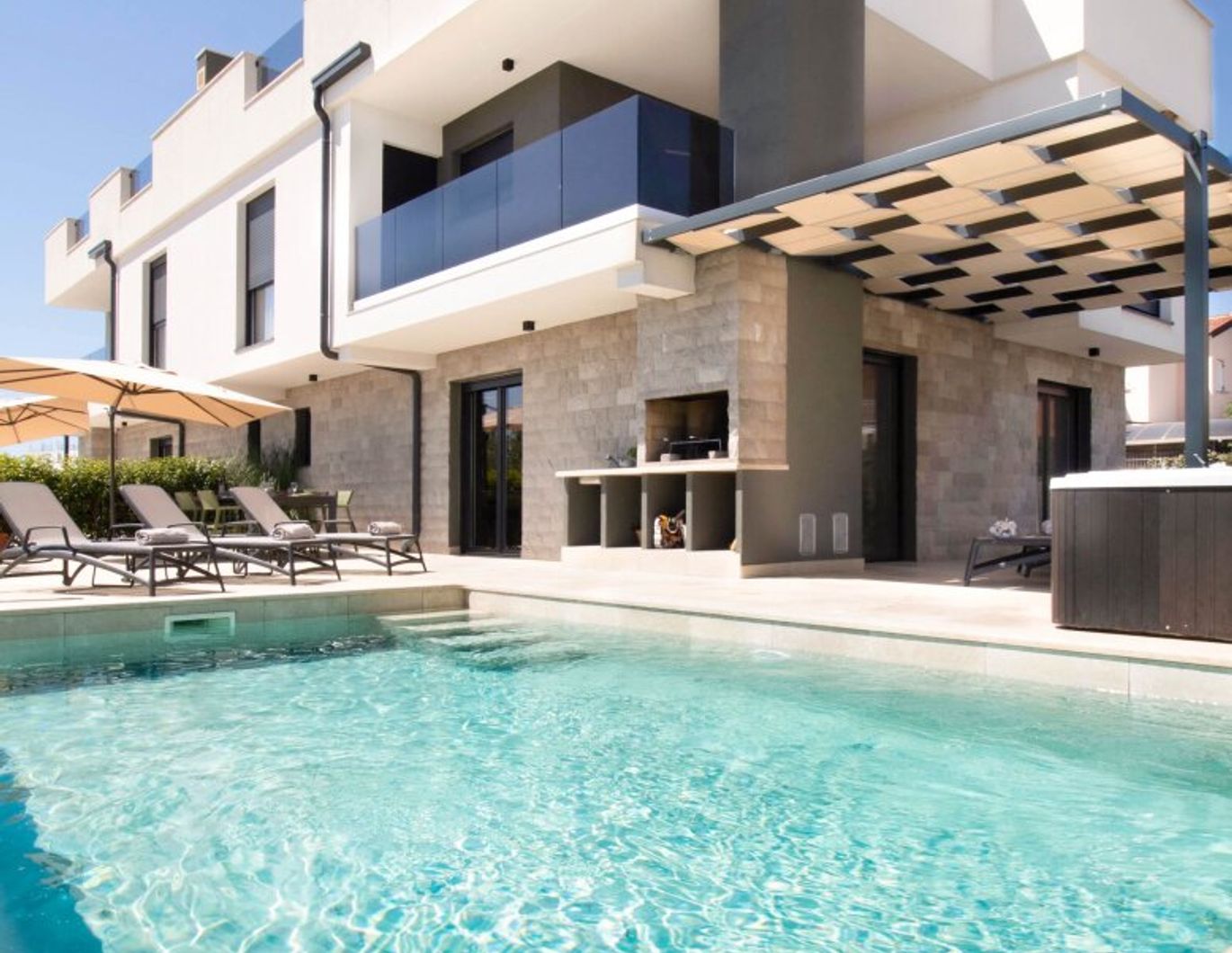 Traumhafte Doppelhaushälfte mit Meerblick, Pool und Luxusausstattung in Kroatien!