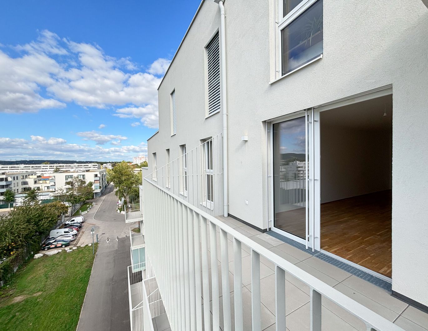 ERSTBEZUG: 3-ZIMMER MIT GROSSEM BALKON UND WEITBLICK - PROVISIONSFREI