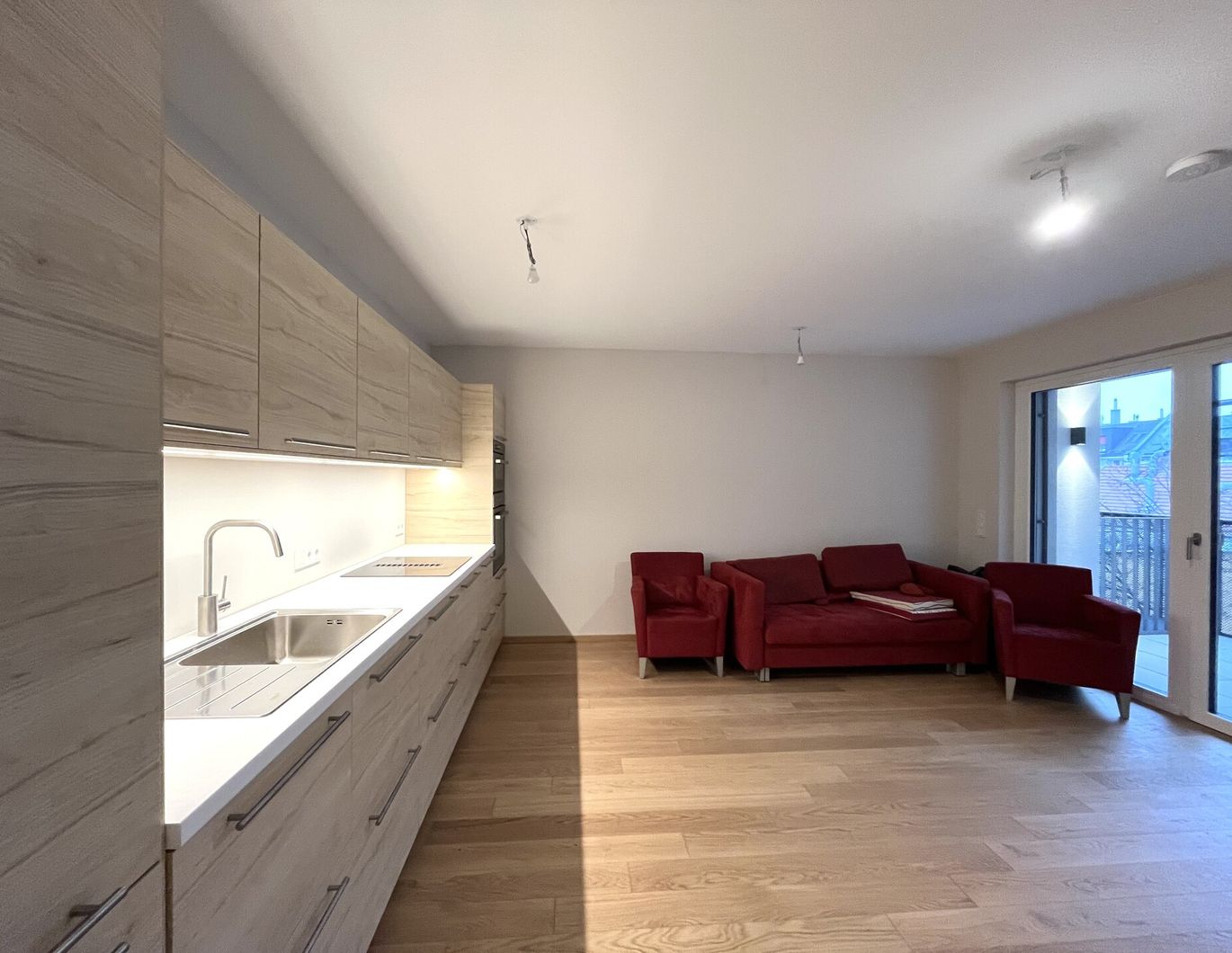 ERSTBEZUG - nette 2 Zimmer Wohnung mit Balkon - kann mit und ohne Möbel gemietet werden!