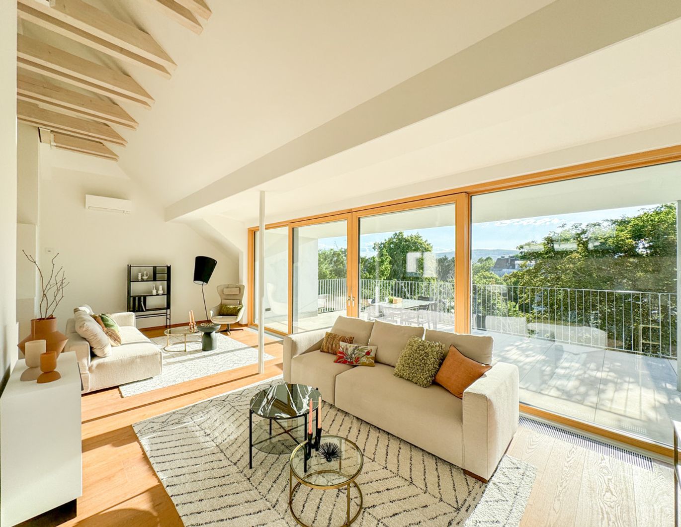 Elegante Dachgeschoßwohnung im Herzen des 14. Bezirks - Exquisite Ausstattung und großzügige Fläche