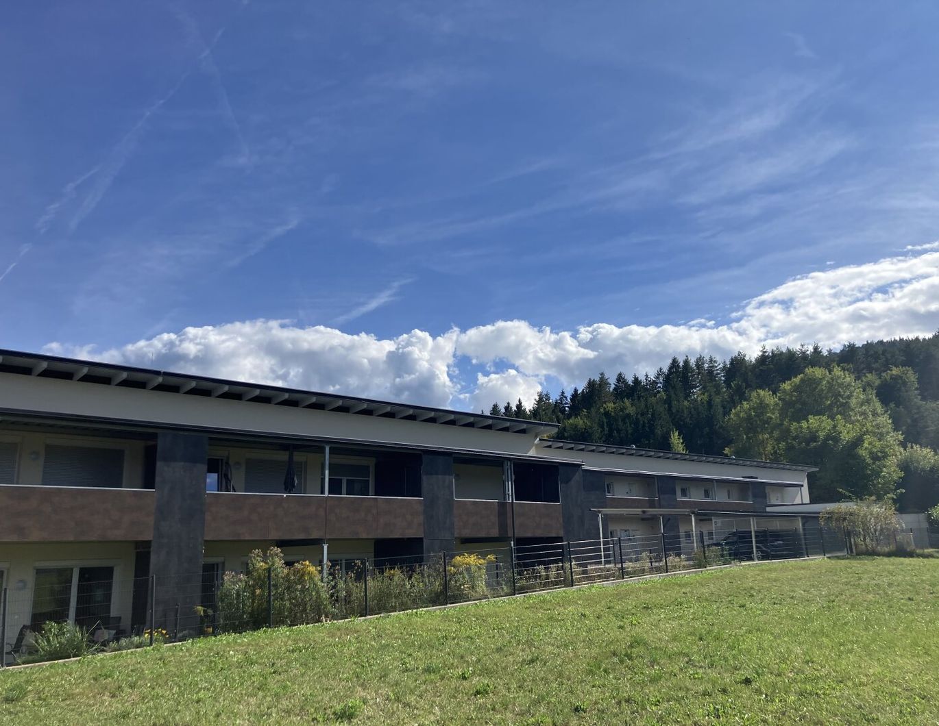 Sonnige Neubauwohnung mit kleinem Garten