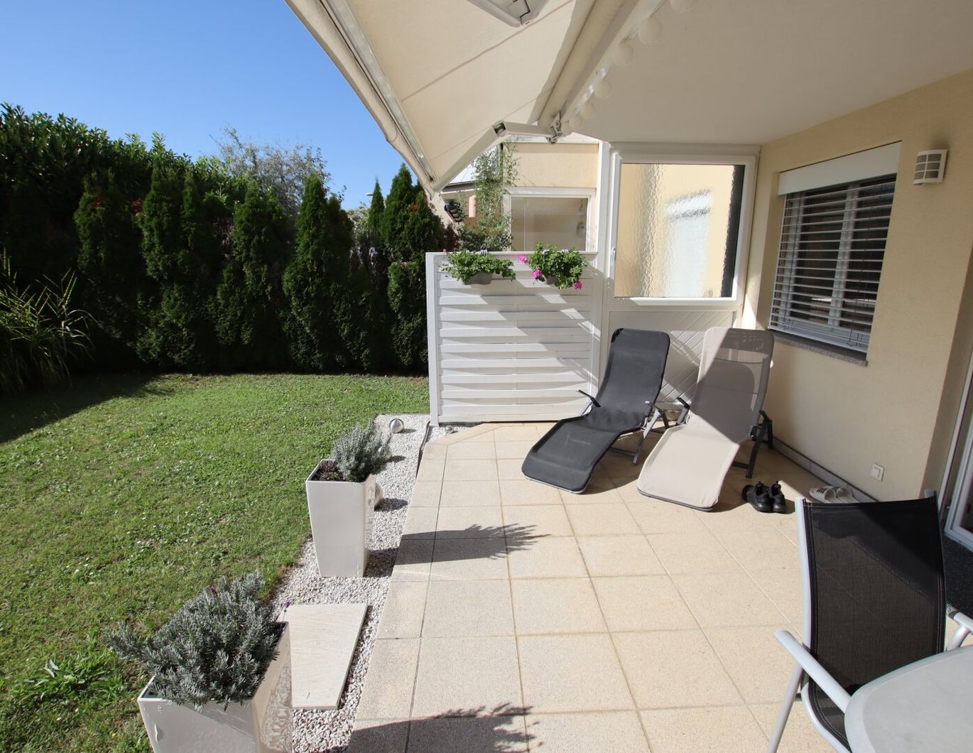 Traumhafte, neuwertige 3 Zi Gartenwohnung mit 400m² Eigengarten in Waidmannsdorf mit Tiefgarage