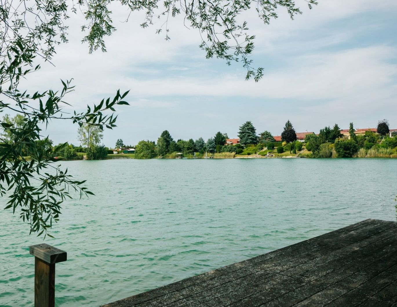 Urlaubsfeeling inklusive! Modernes Einfamilienhaus mit Balkon, Terrasse und Garten in Gated Community mit idyllischem Badesee