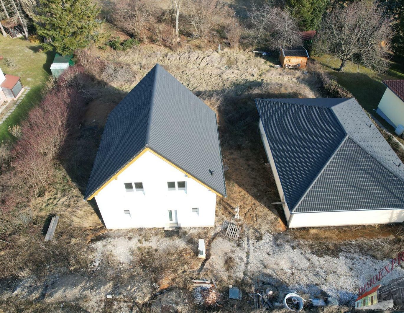 Zwei neue Wohnhäuser für Großfamilie als Anlage oder zum Vermieten.