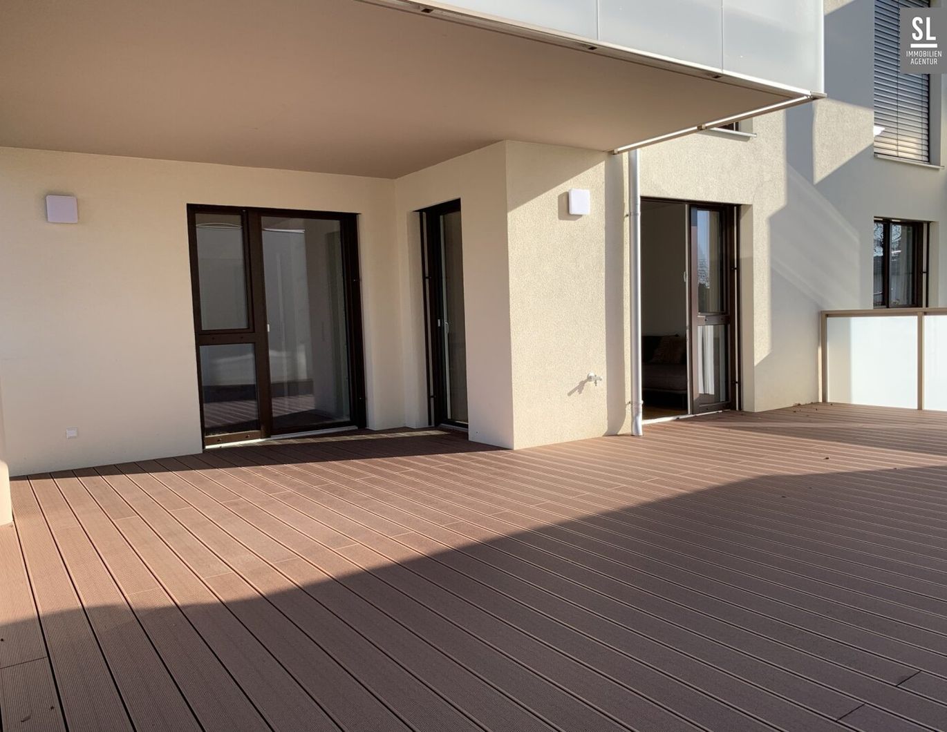 Ruhelage - ORF Park-Nähe: 52m² Dach-Terrasse! Sehr schöne 3 Zi-Wohnung, barrierefrei erreichbar, extrabreiter TG Platz, E-Ladestation