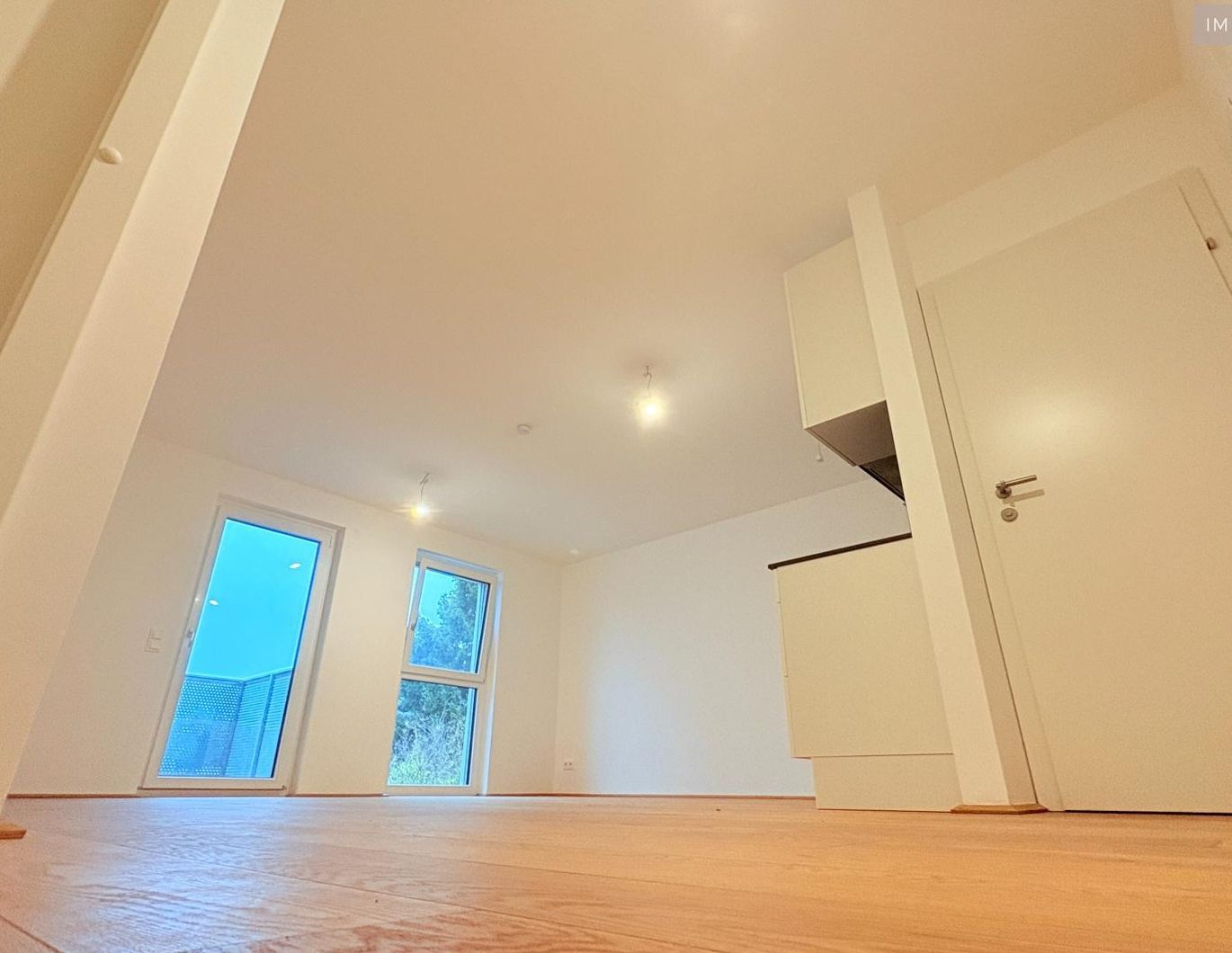 Wunderschöne Randlage in ESSLING/ Schafflerhofstrasse/ Höchster Wohnkomfort mit Balkon, Stellplatz sogar erwünscht!!