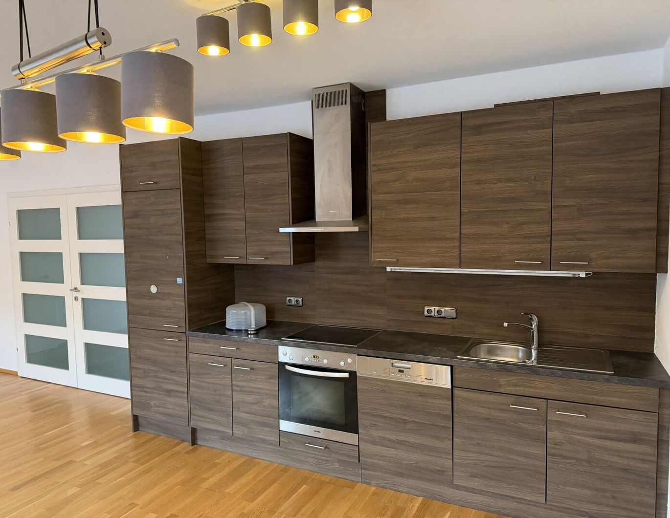 Eigentumswohnung (Hausanteil=komplettes 2. OG) mit gesamtem, ausbaubaren Dachboden und Autoabstellplatz in zentraler Lage