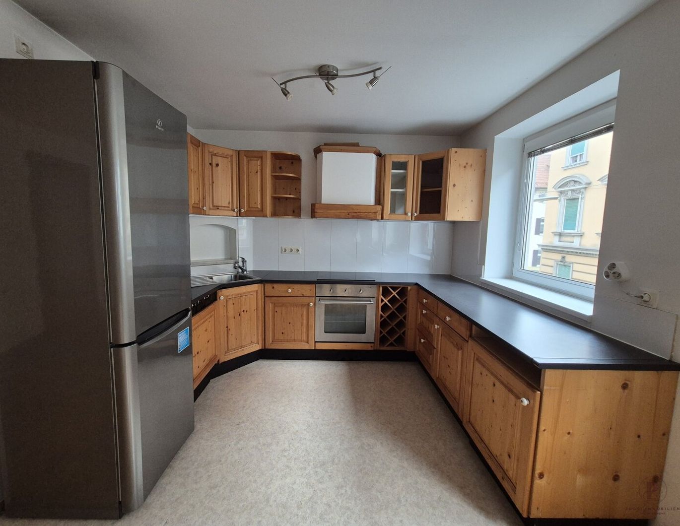 *77m2 helle Balkon-Wohnung mit Küche und Lift sofort verfügbar Nähe Augarten