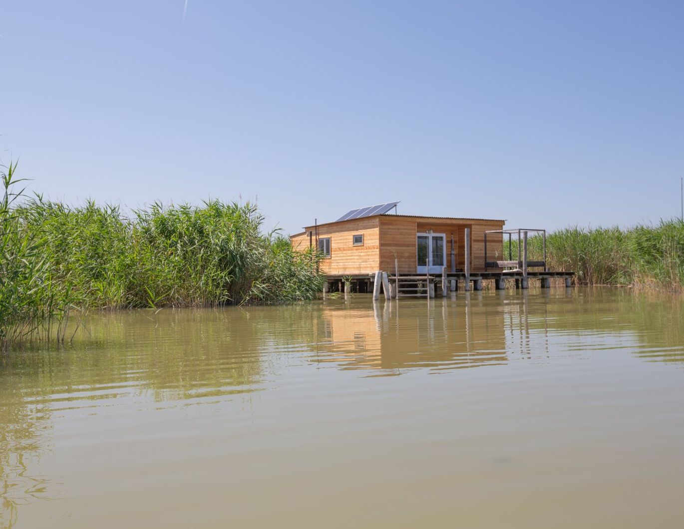 Flachdachhütte in traumhaft ruhiger Lage am offenen See