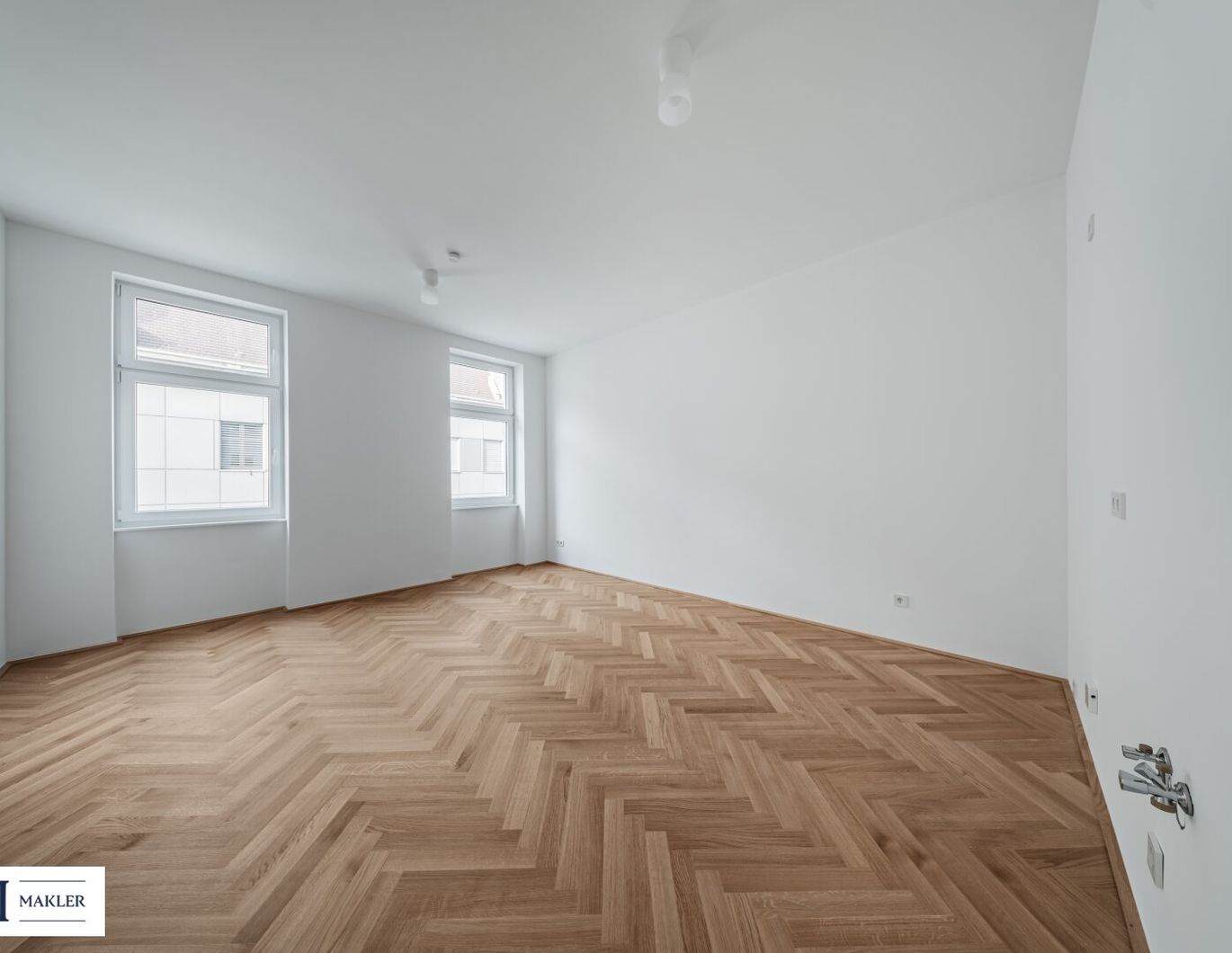 Erstbezug nach Sanierung in der Klausgasse - 1-Zimmer-Altbauwohnung mit elegantem Fischgrätparkett