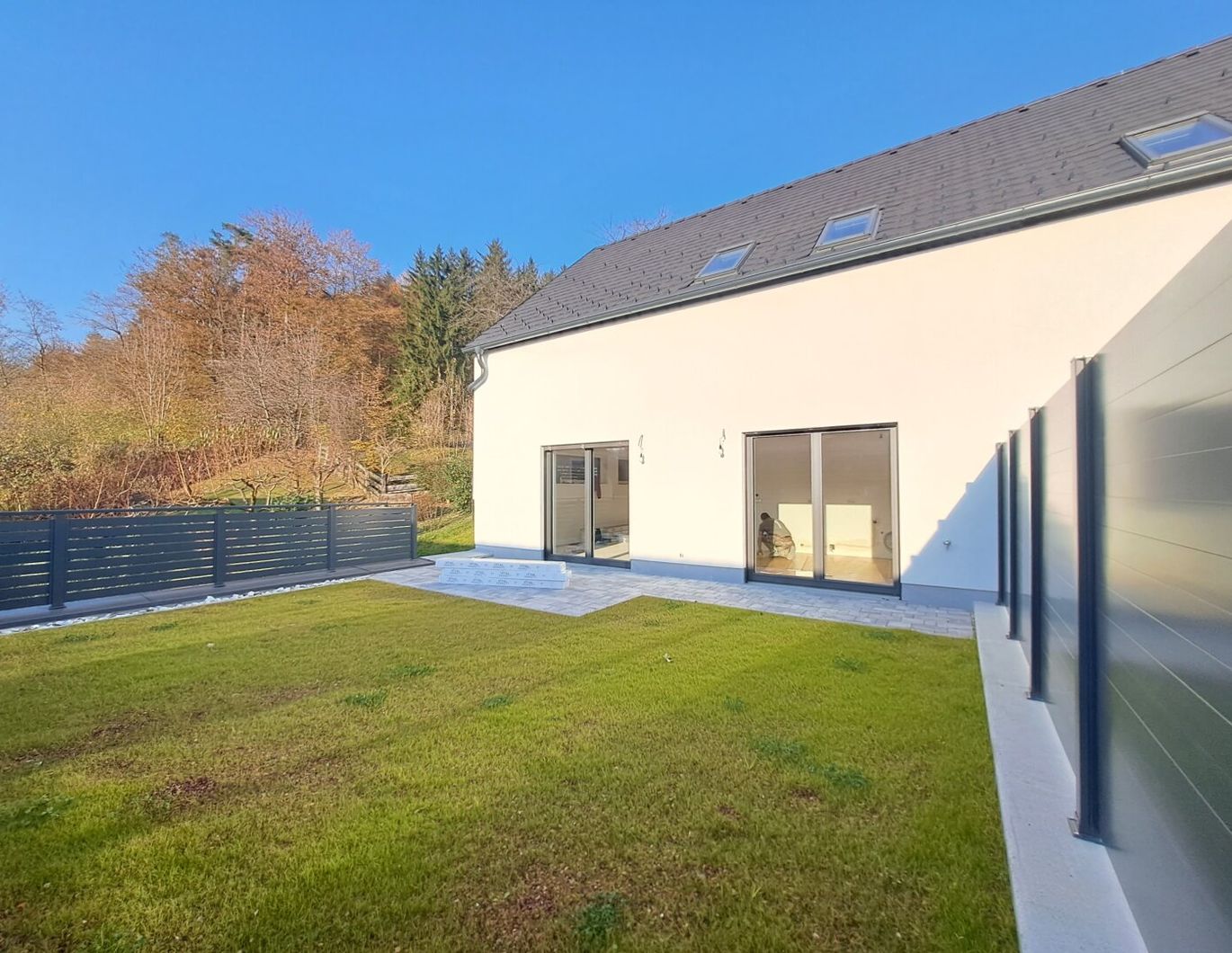 NEUBAU! Letzte hochwertige Doppelhaushälfte mit zwei Tiefgaragenplätze und Option auf großen KELLER !