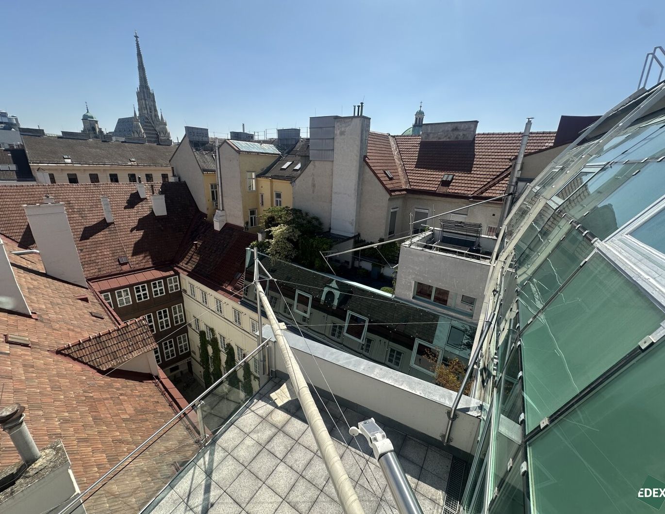 Exklusive Innenstadt-Maisonette mit Glasfront, Freiflächen & Stephansdom-Blick