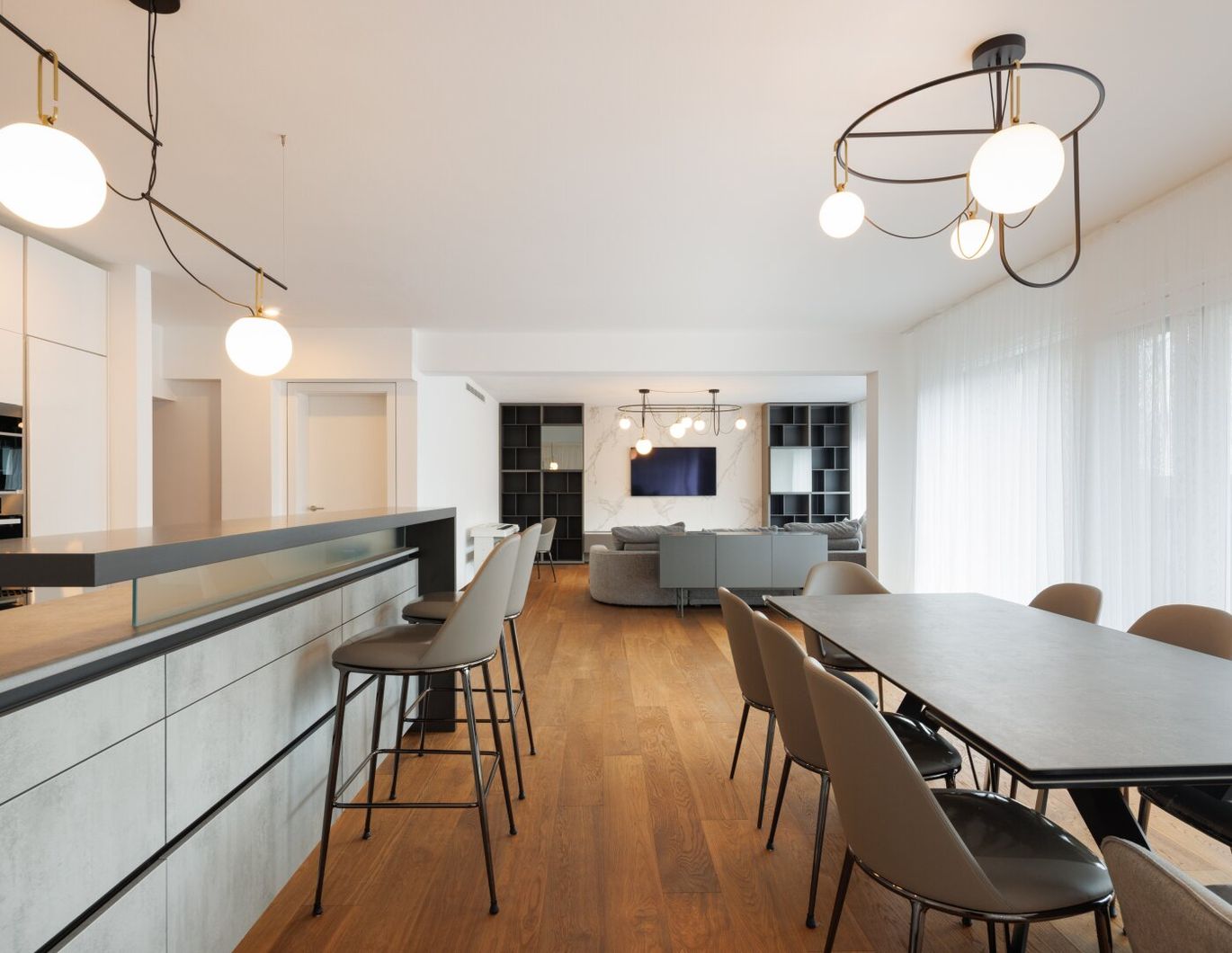 WOHNUNG mit 300 m² Privatgarten im 1190 Wien + Pool und Gym Nähe American Int. School