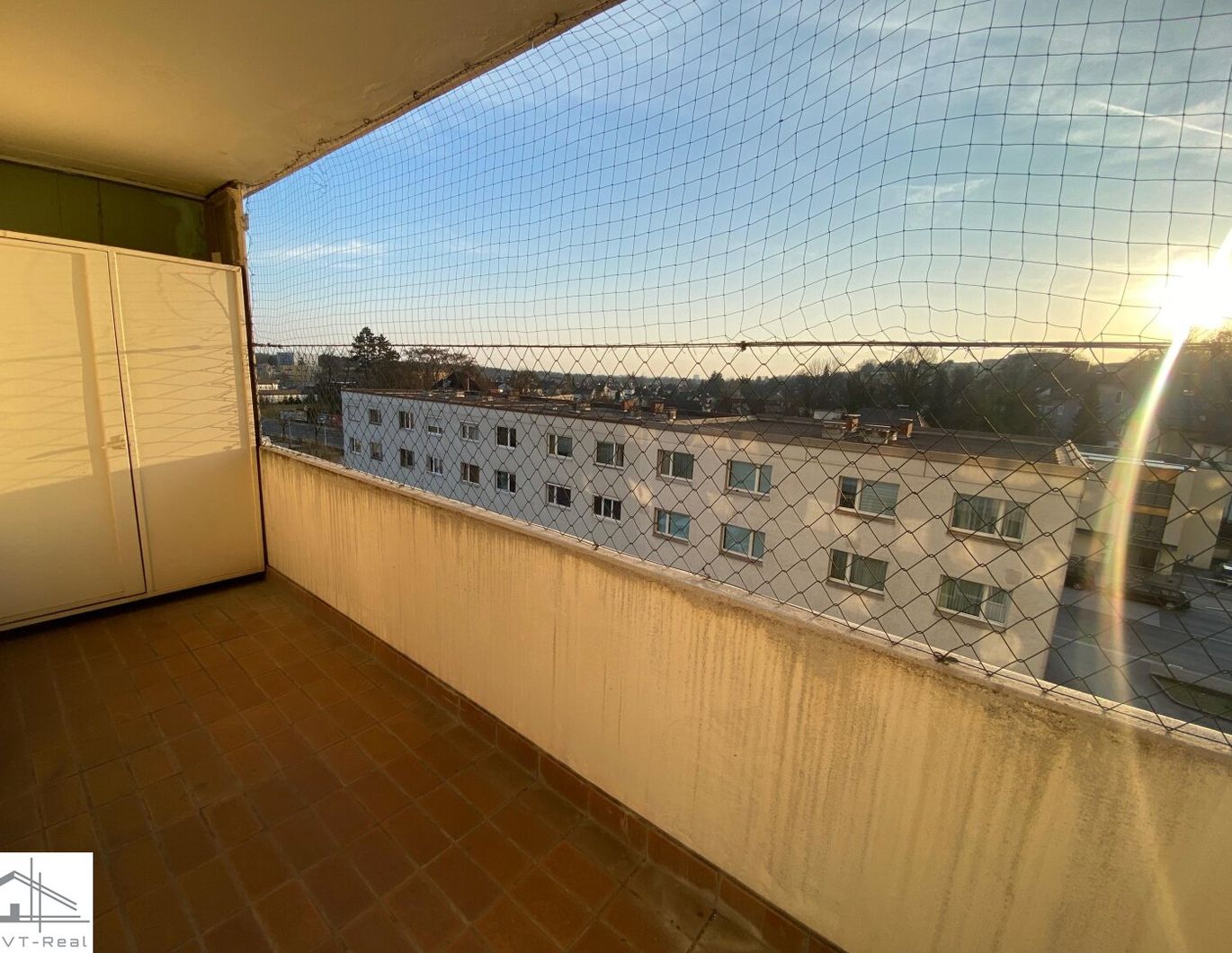 Große Loggia + Tiefgarage + direkt bei S-Bahn!