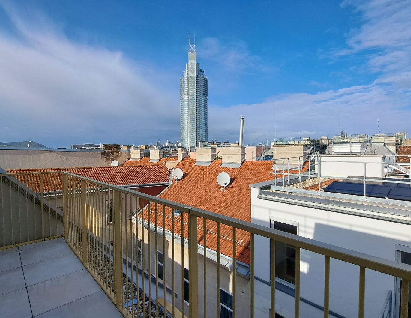 Sonnenaufgang am eigenen Balkon - urbanes Leben mit Fernsicht